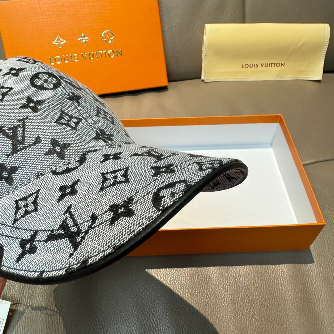 Hats LOUIS VUITTON 17515288