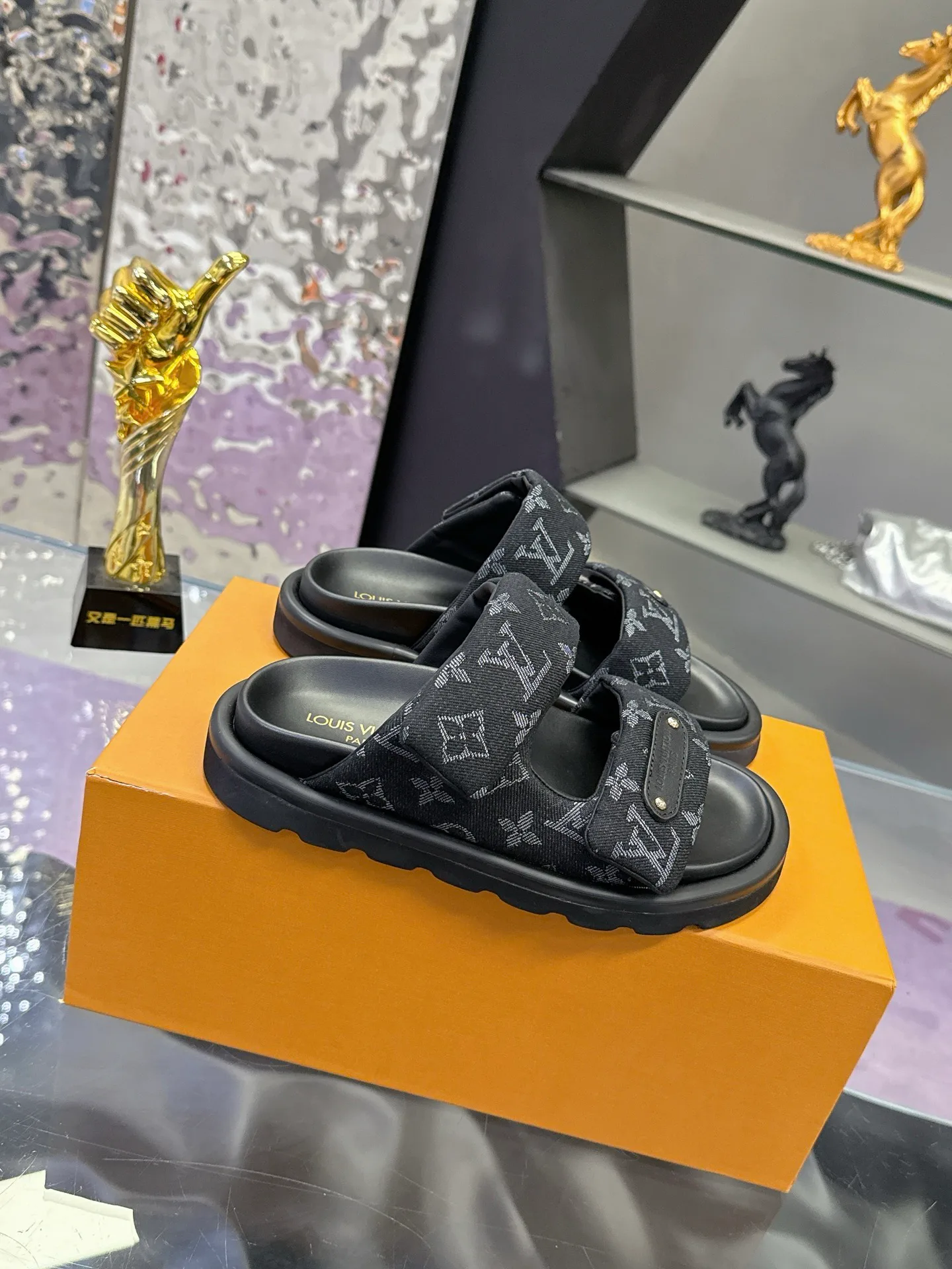 Women's Flip-Flops LOUIS VUITTON 17530464