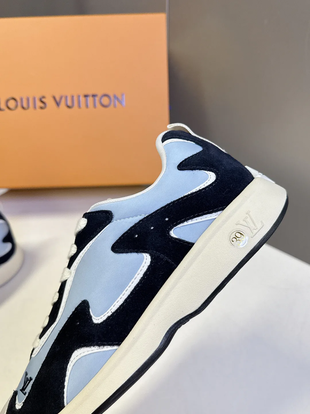Men's Sneakers LOUIS VUITTON 18404680