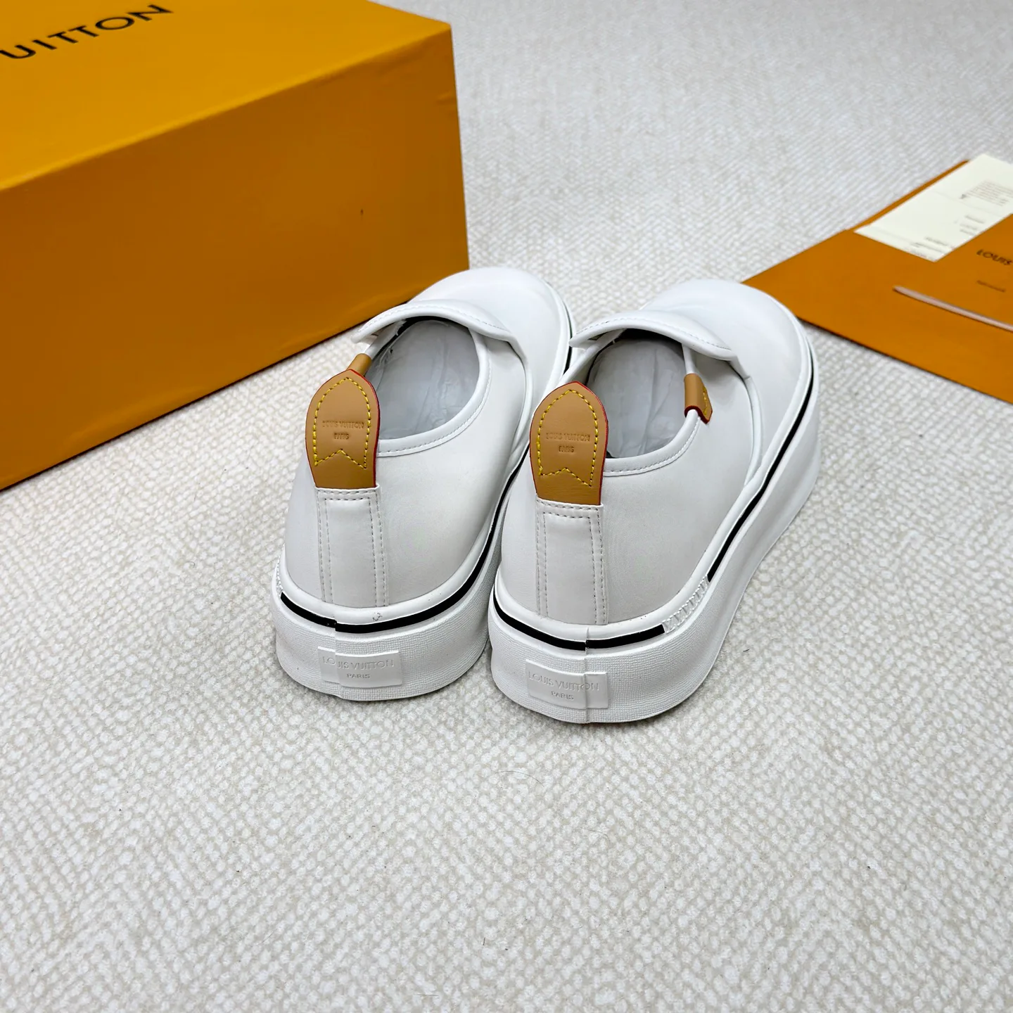 Men's Sneakers LOUIS VUITTON 18365137