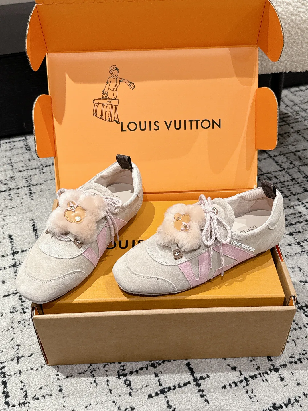 Women's Sneakers LOUIS VUITTON 18409699