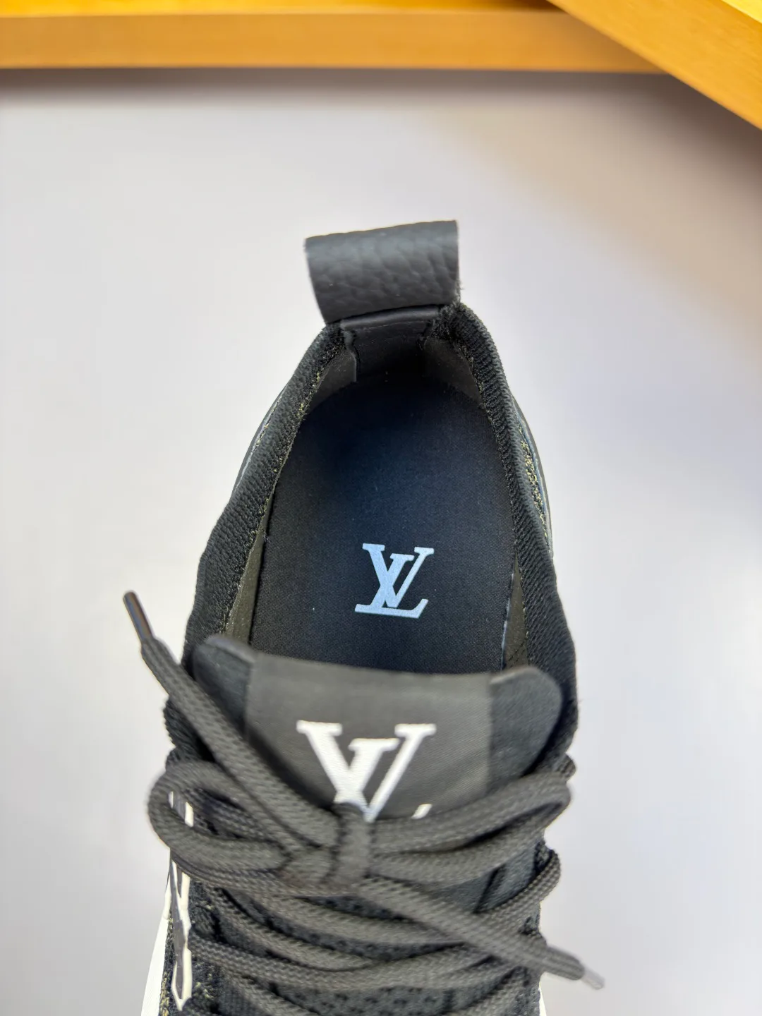 Men's Sneakers LOUIS VUITTON 18142545