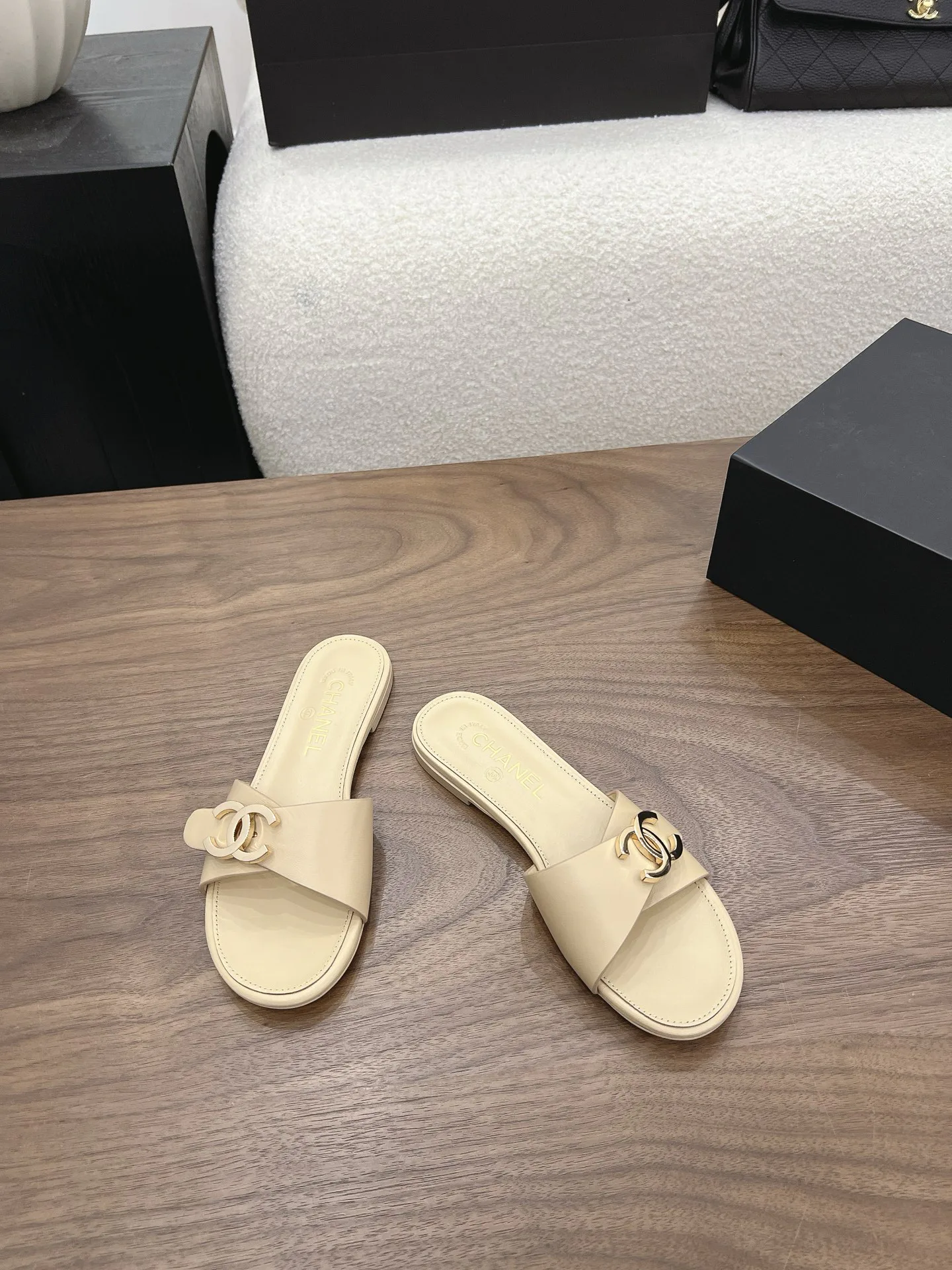 Women's Flip-Flops CHANEL 17710032