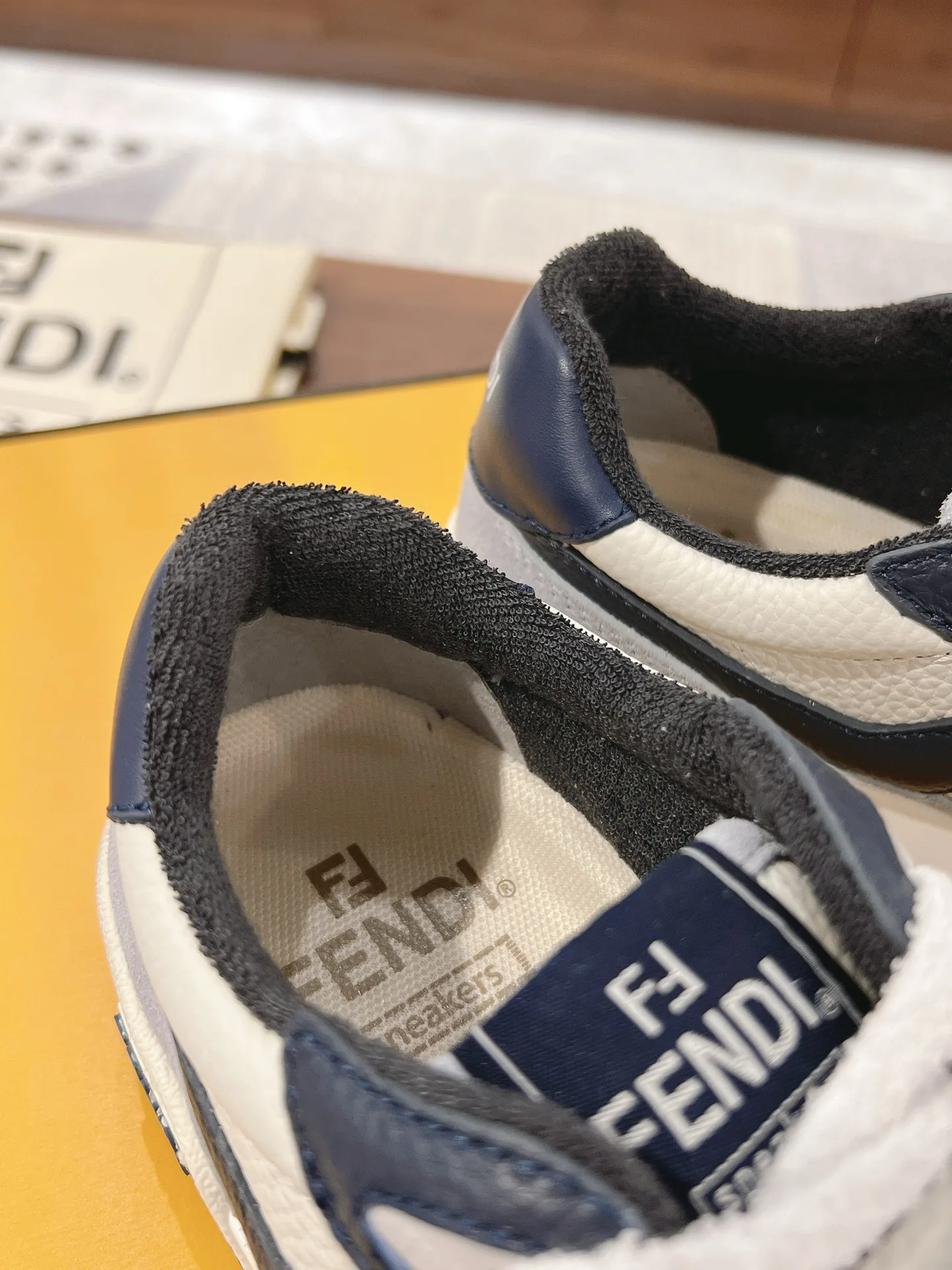Women's Sneakers FENDI 18219600