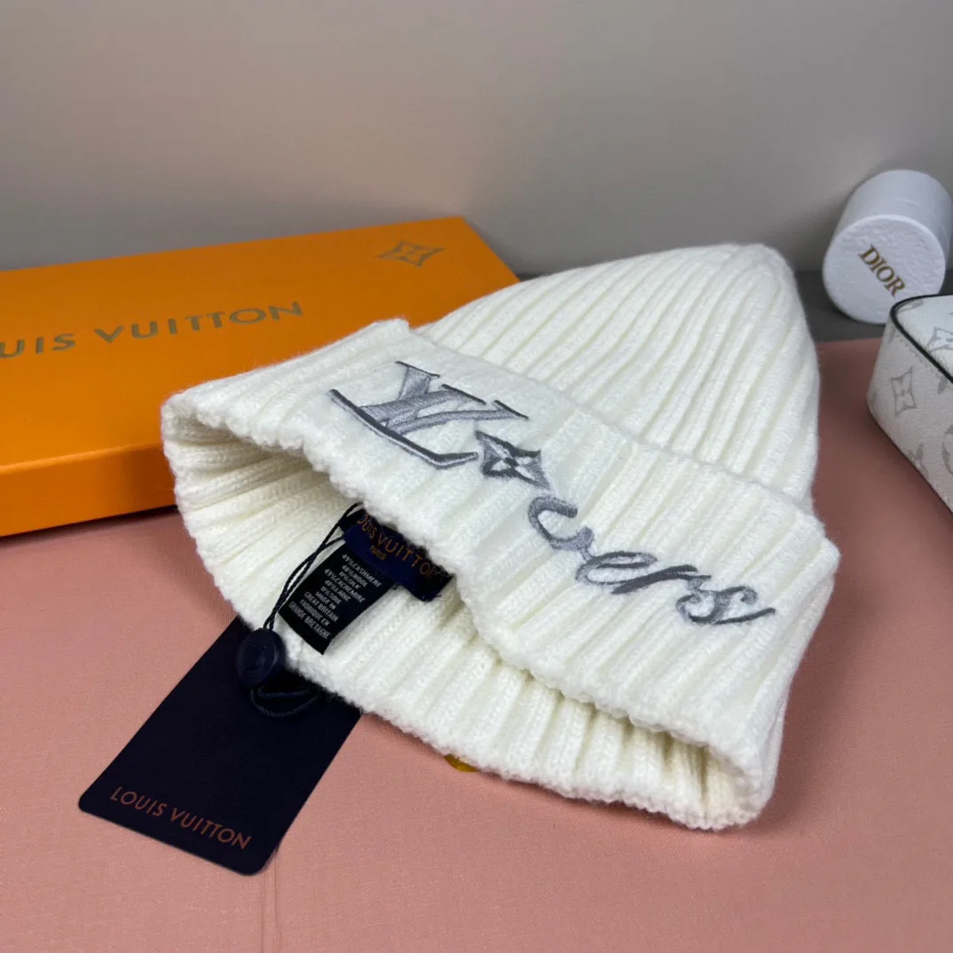 Hats LOUIS VUITTON 18105735
