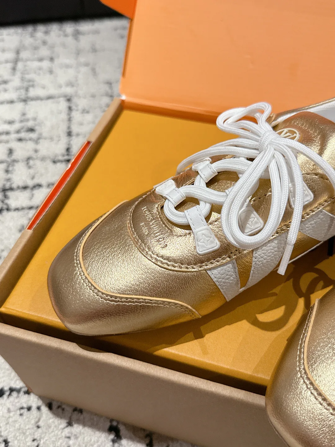 Women's Sneakers LOUIS VUITTON 18409705
