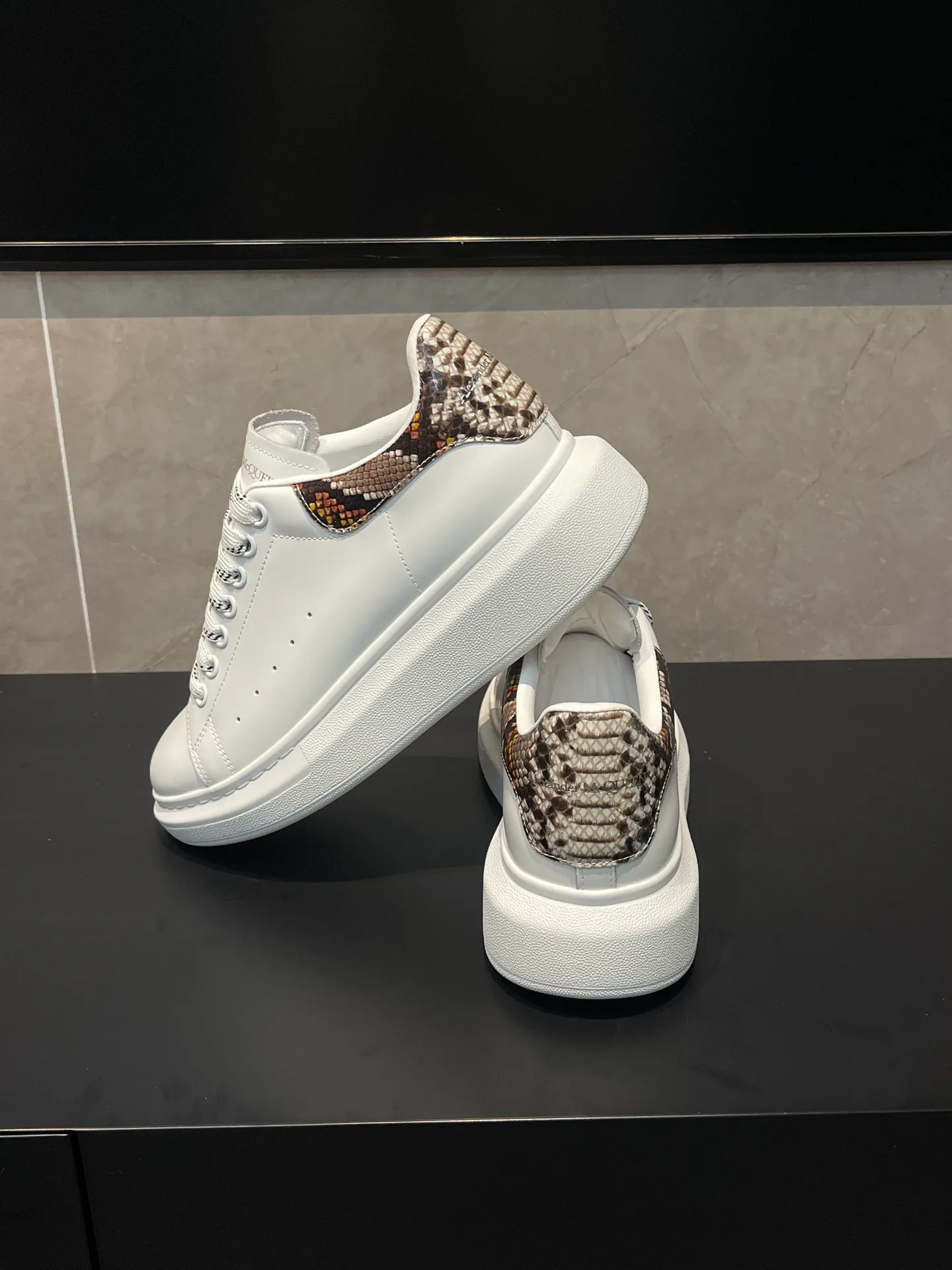 Women's Sneakers ALEXANDER MCQUEEN 17827937