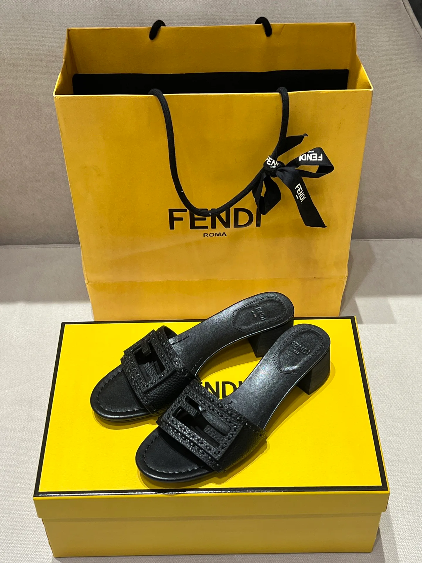 Women's Flip-Flops FENDI 17594299