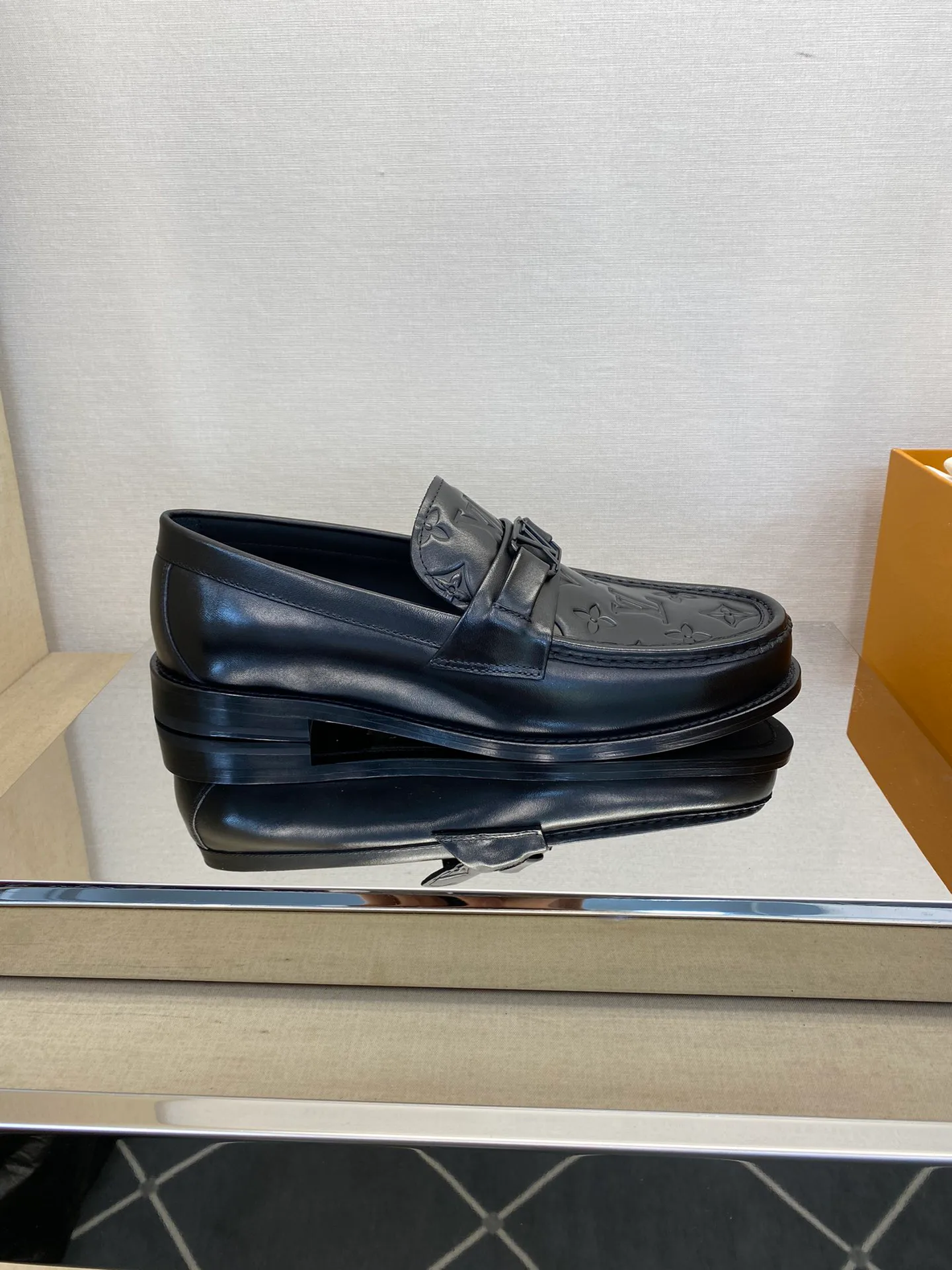 Men's Loafers And Dress Shoes LOUIS VUITTON 18079163