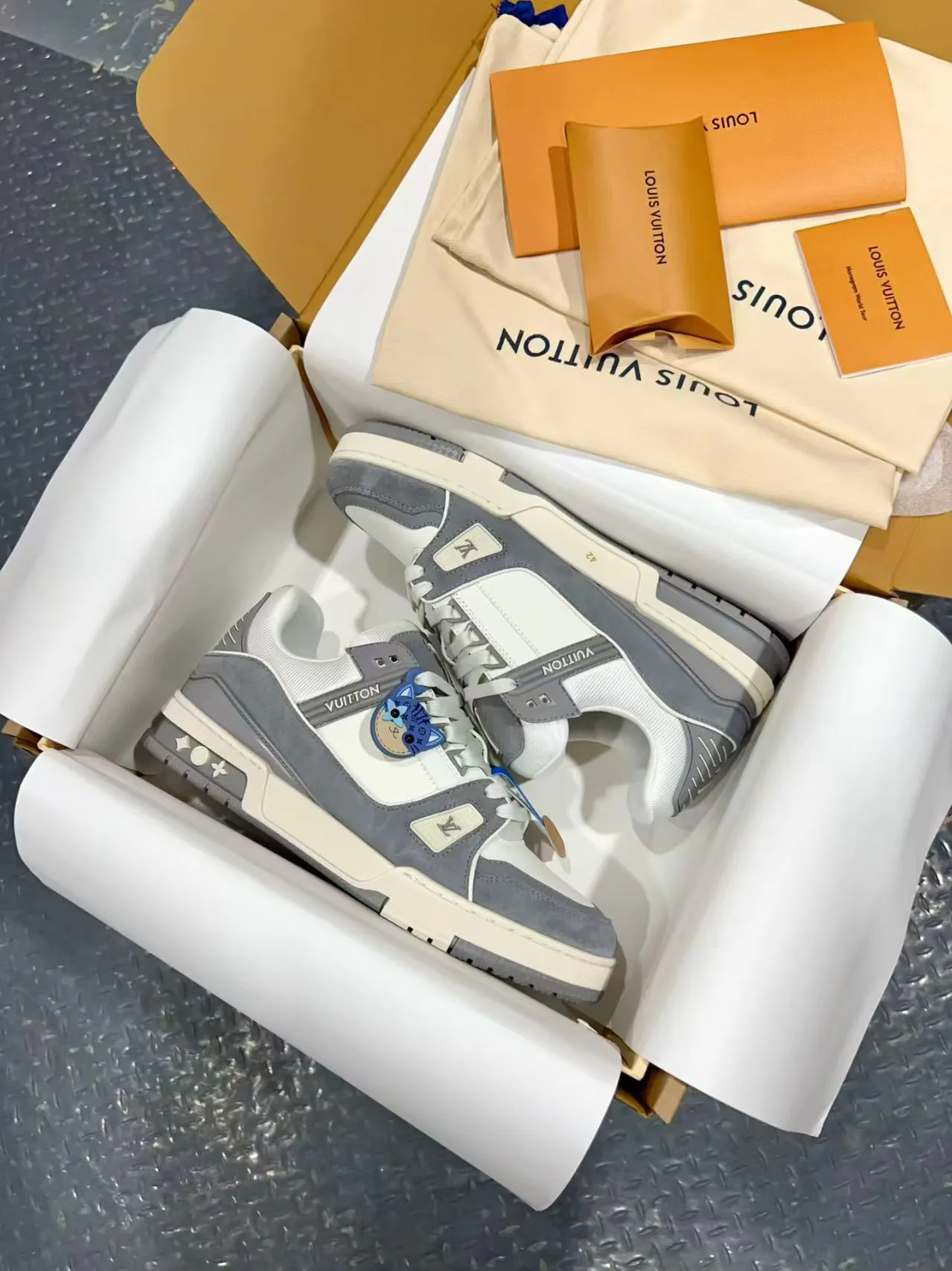 Men's Sneakers LOUIS VUITTON 18170740