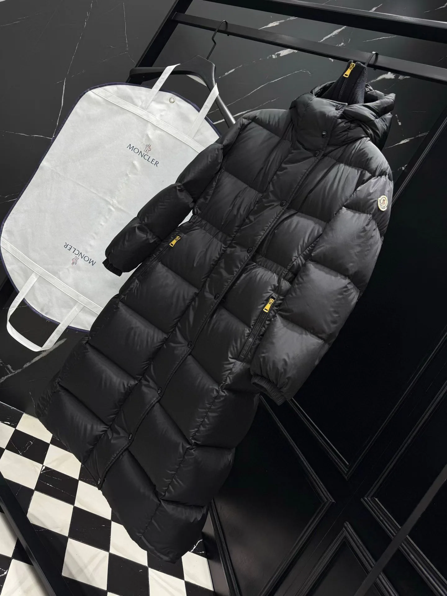 Women's Jackets And Down Jackets MONCLER 17810374