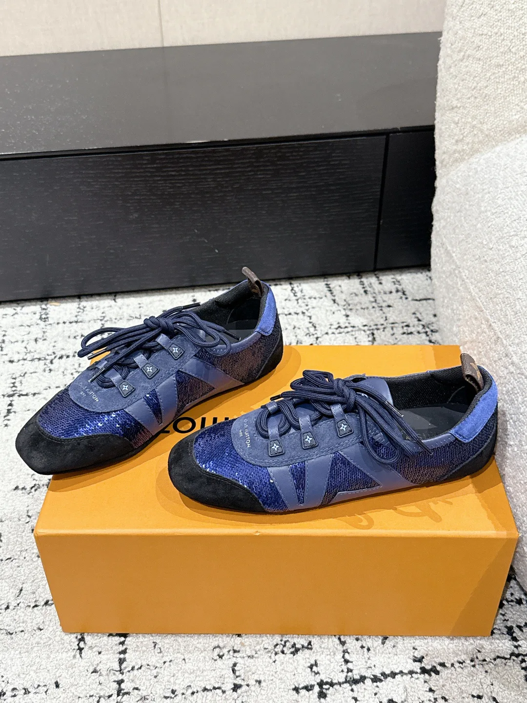 Women's Sneakers LOUIS VUITTON 18409734