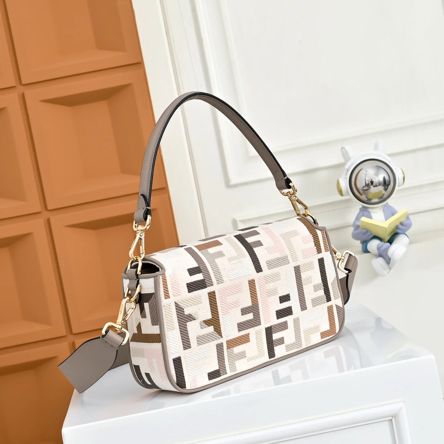 Women's Classic Handbags FENDI 18004260