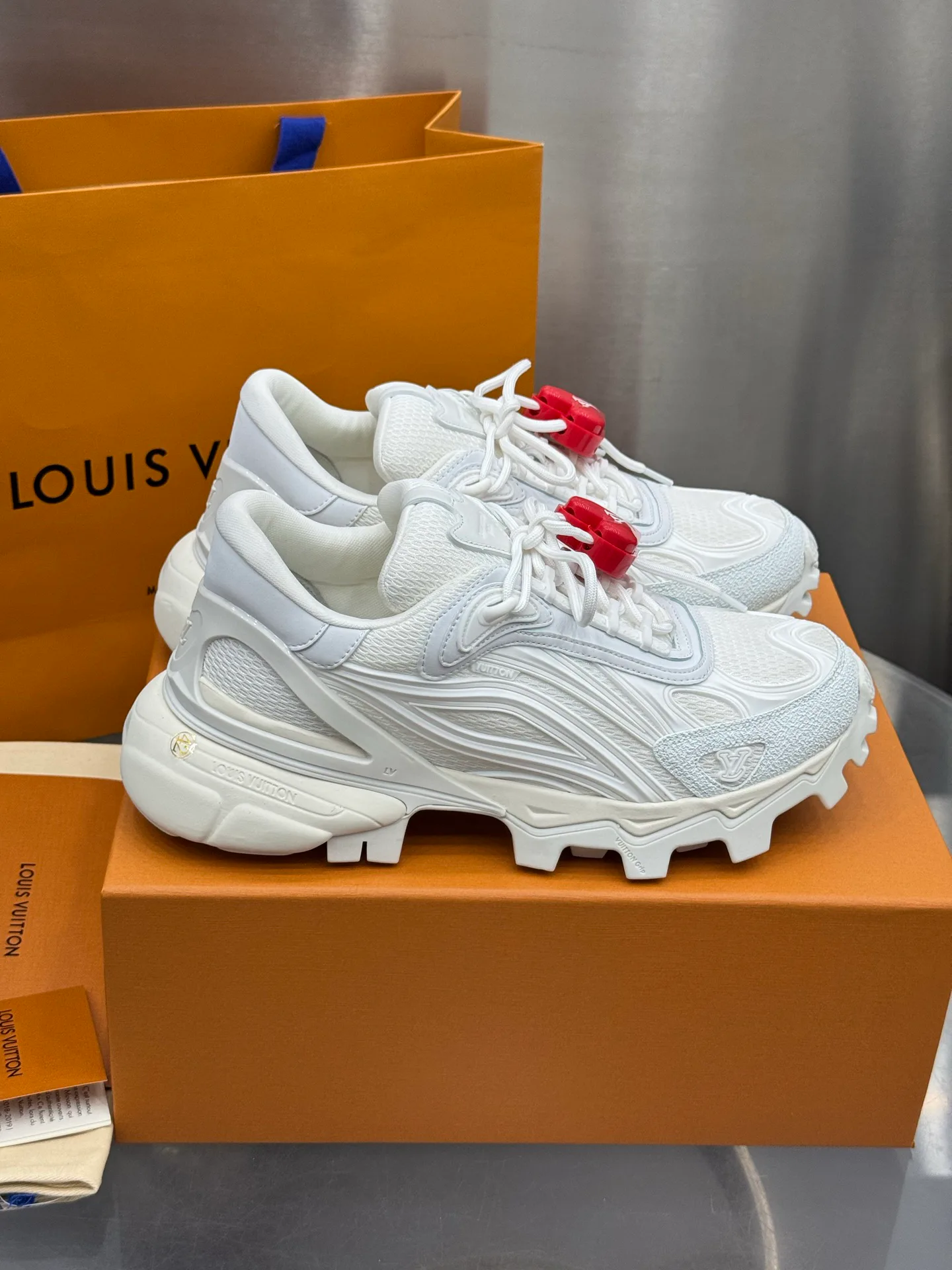 Men's Sneakers LOUIS VUITTON 18202620