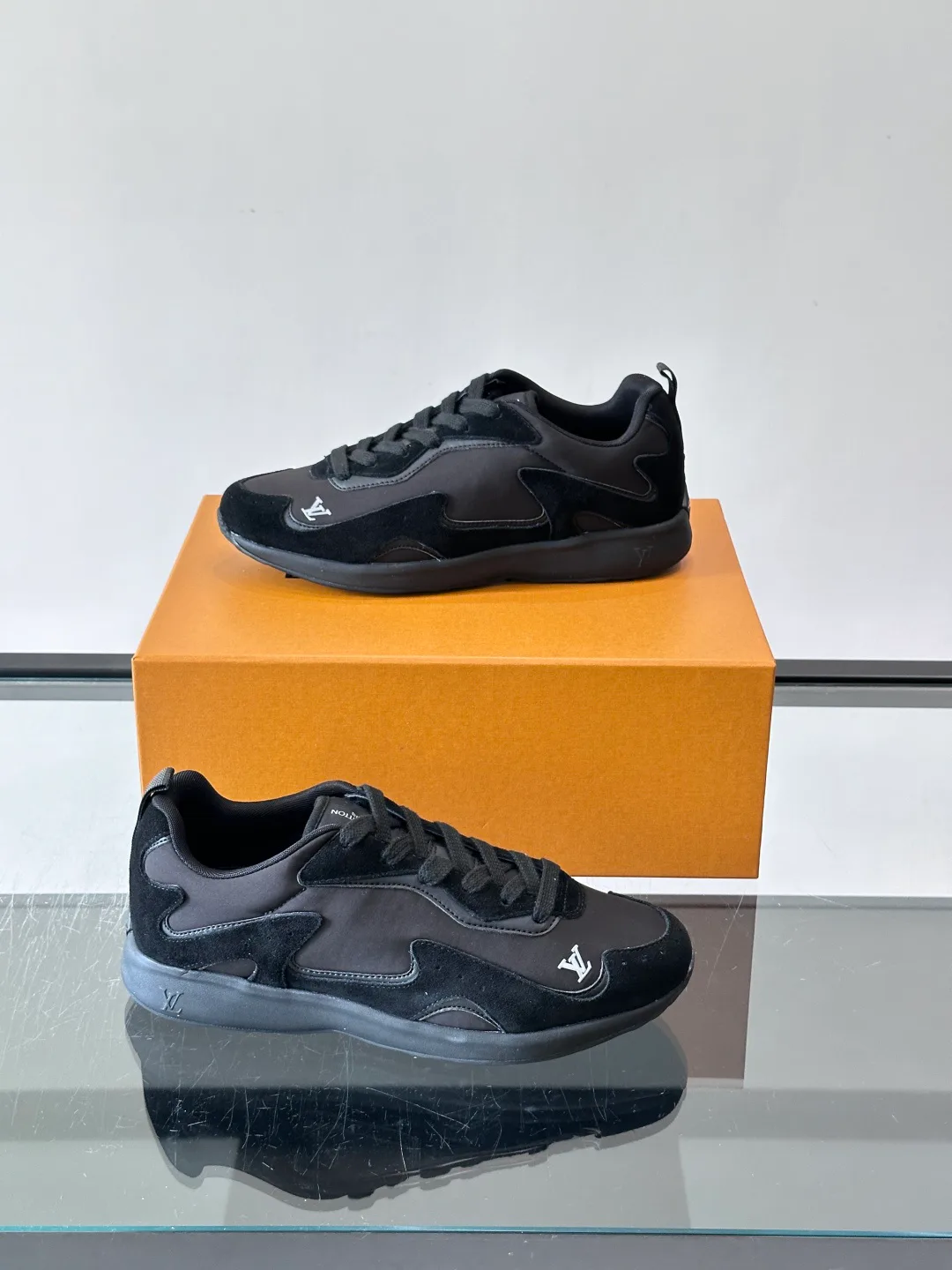 Men's Sneakers LOUIS VUITTON 17869451