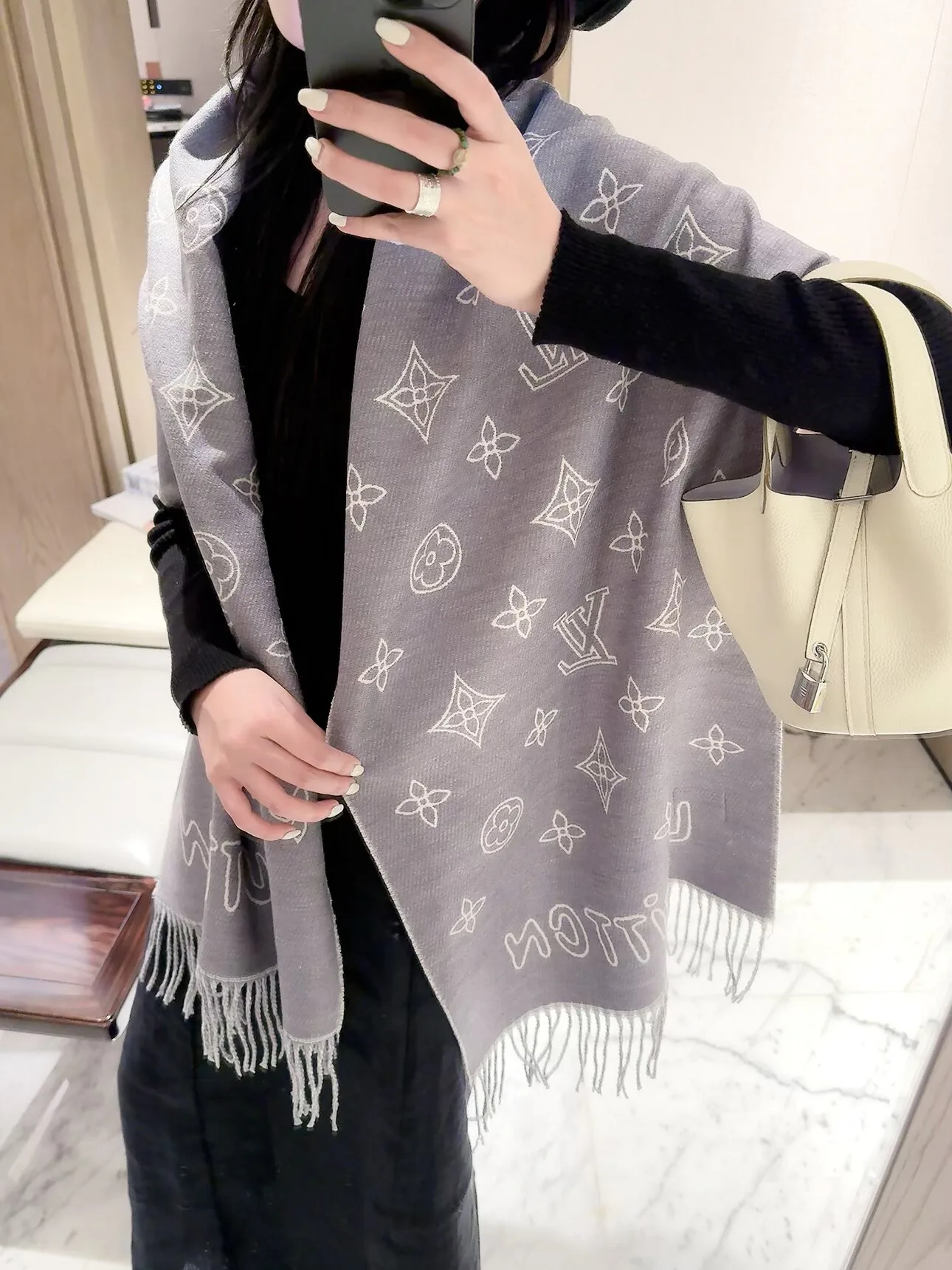 Scarves LOUIS VUITTON 18377557