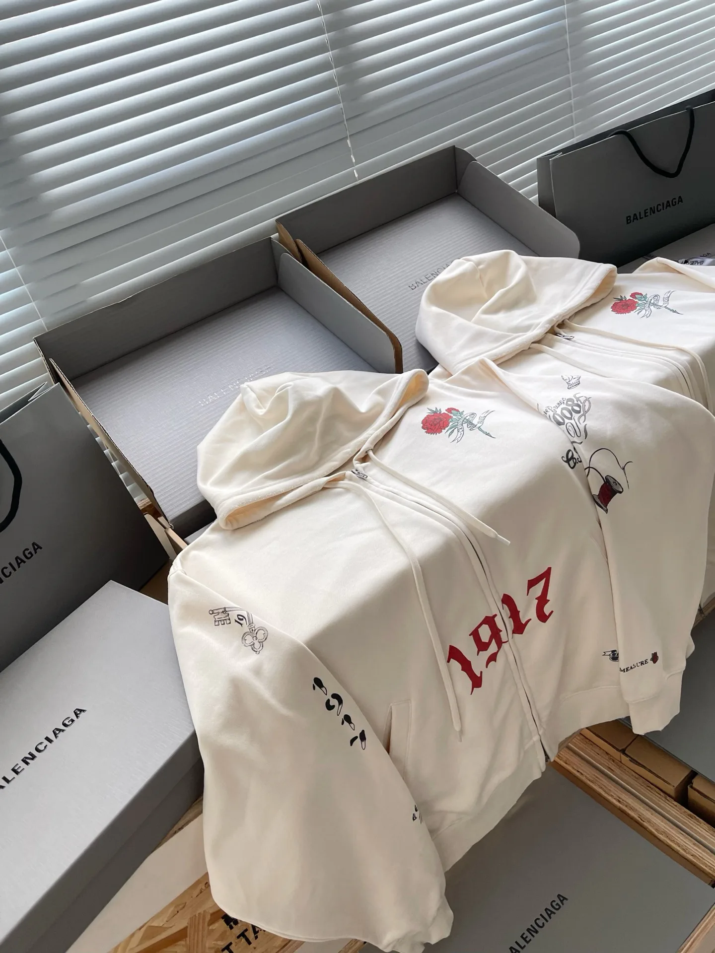 Men's Sweatshirts And Hoodies BALENCIAGA 18153416
