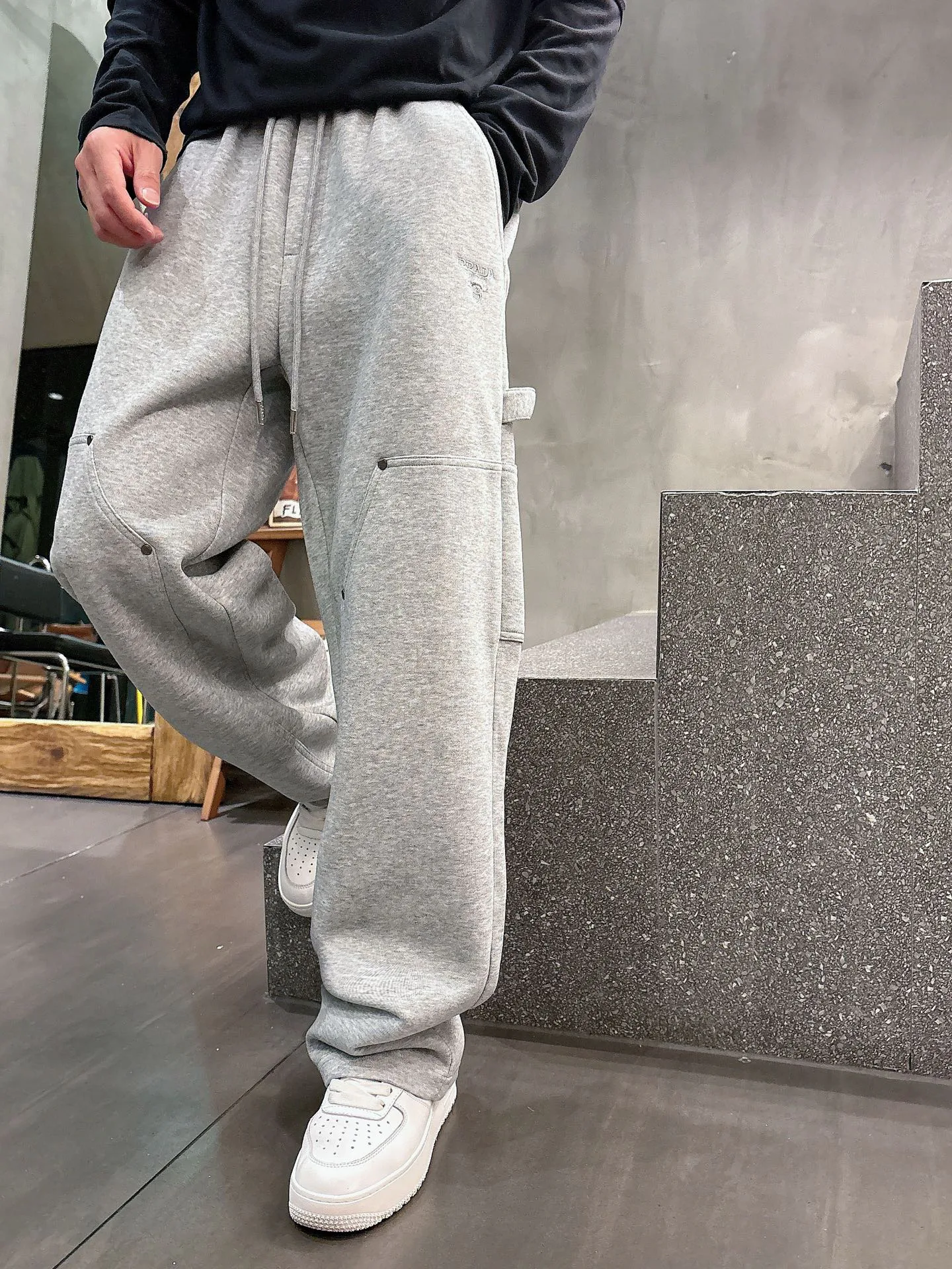 Men's Trousers PRADA 18399257