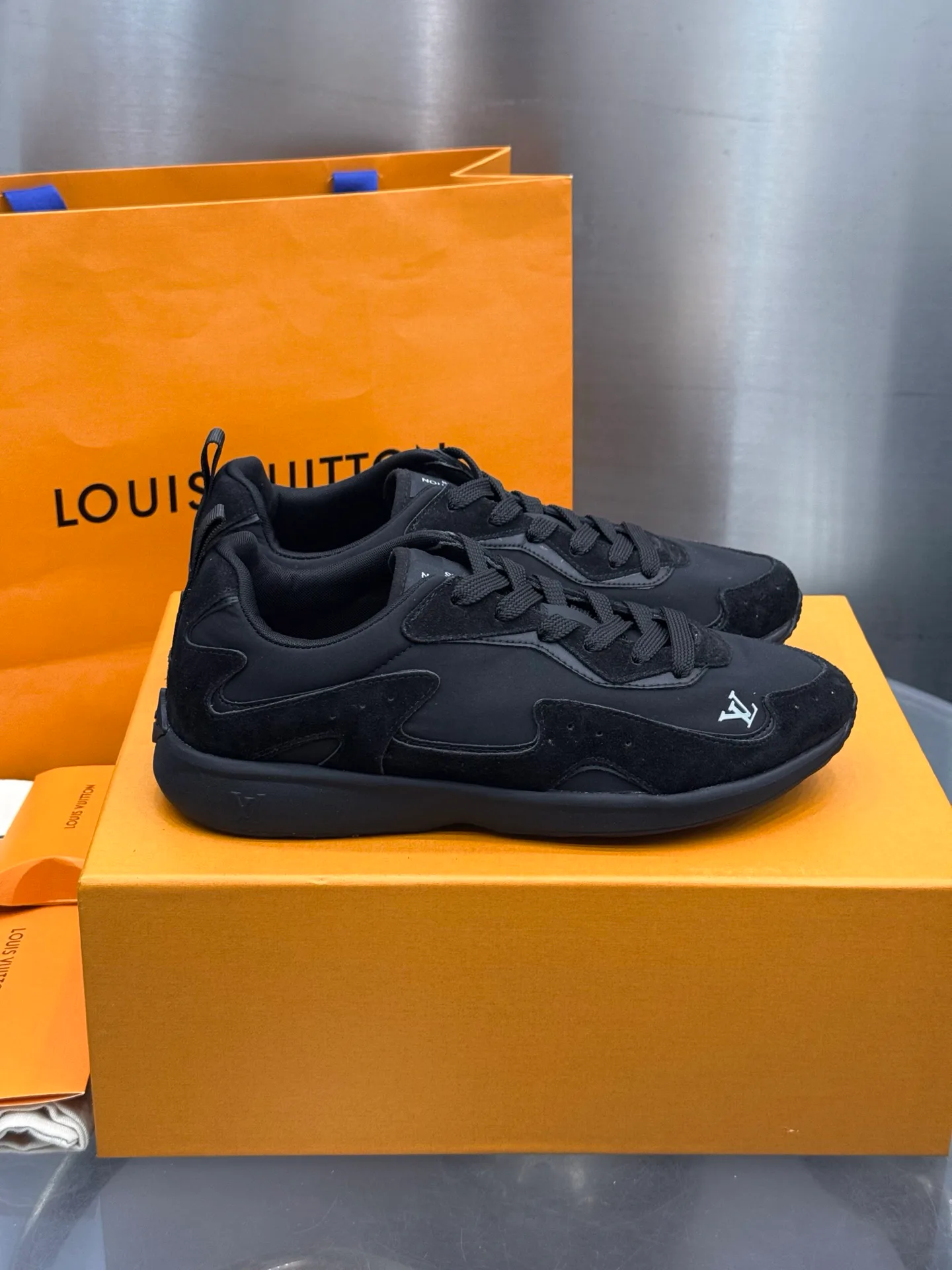 Men's Sneakers LOUIS VUITTON 18202637