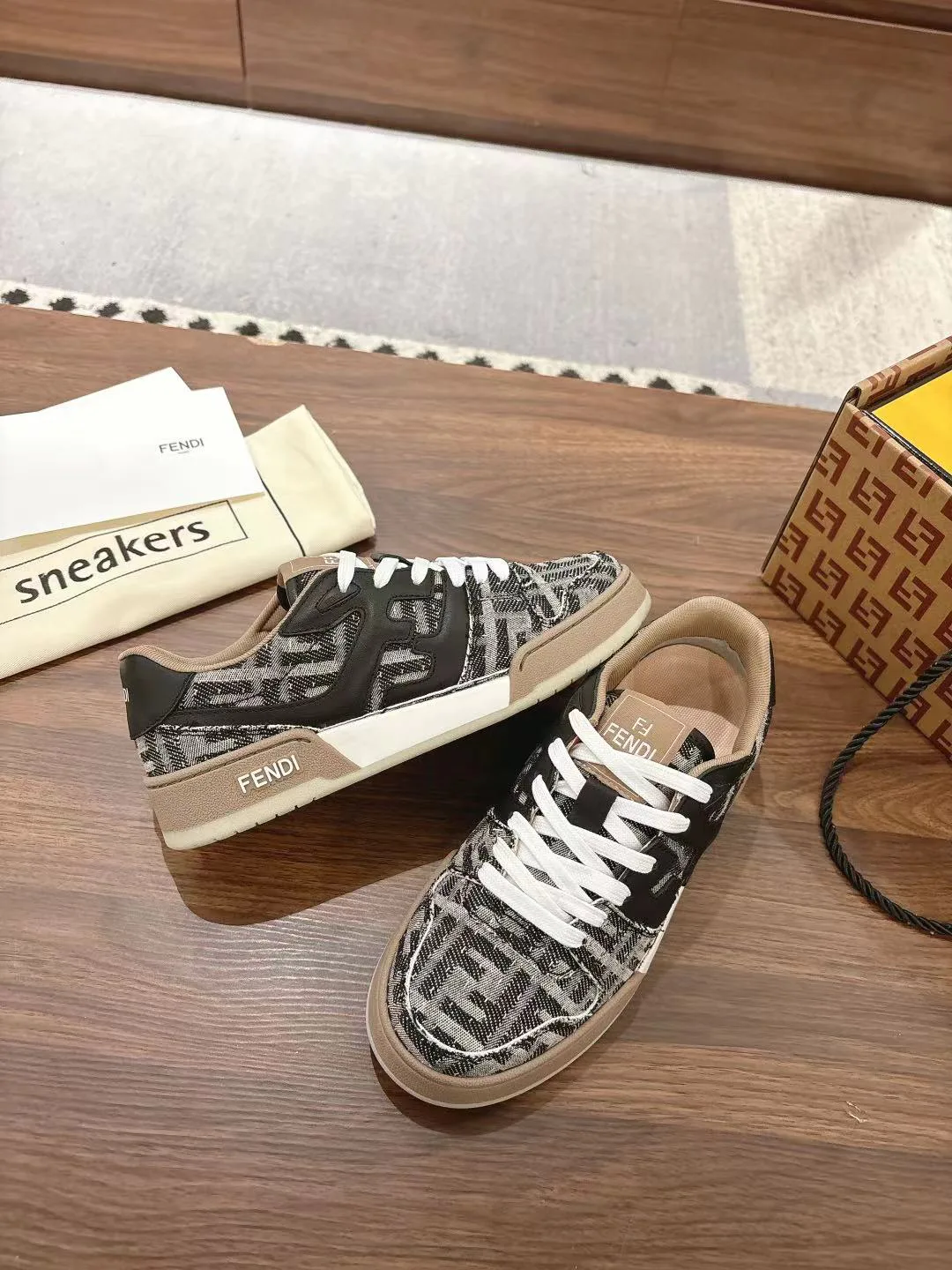 Women's Sneakers FENDI 18219621