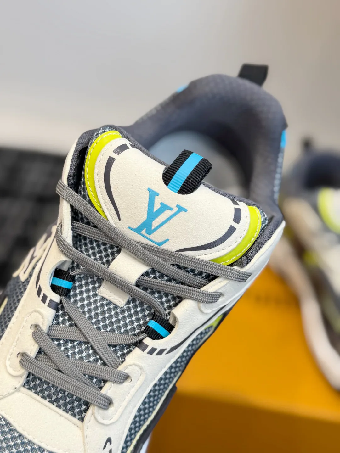 Men's Sneakers LOUIS VUITTON 17437990