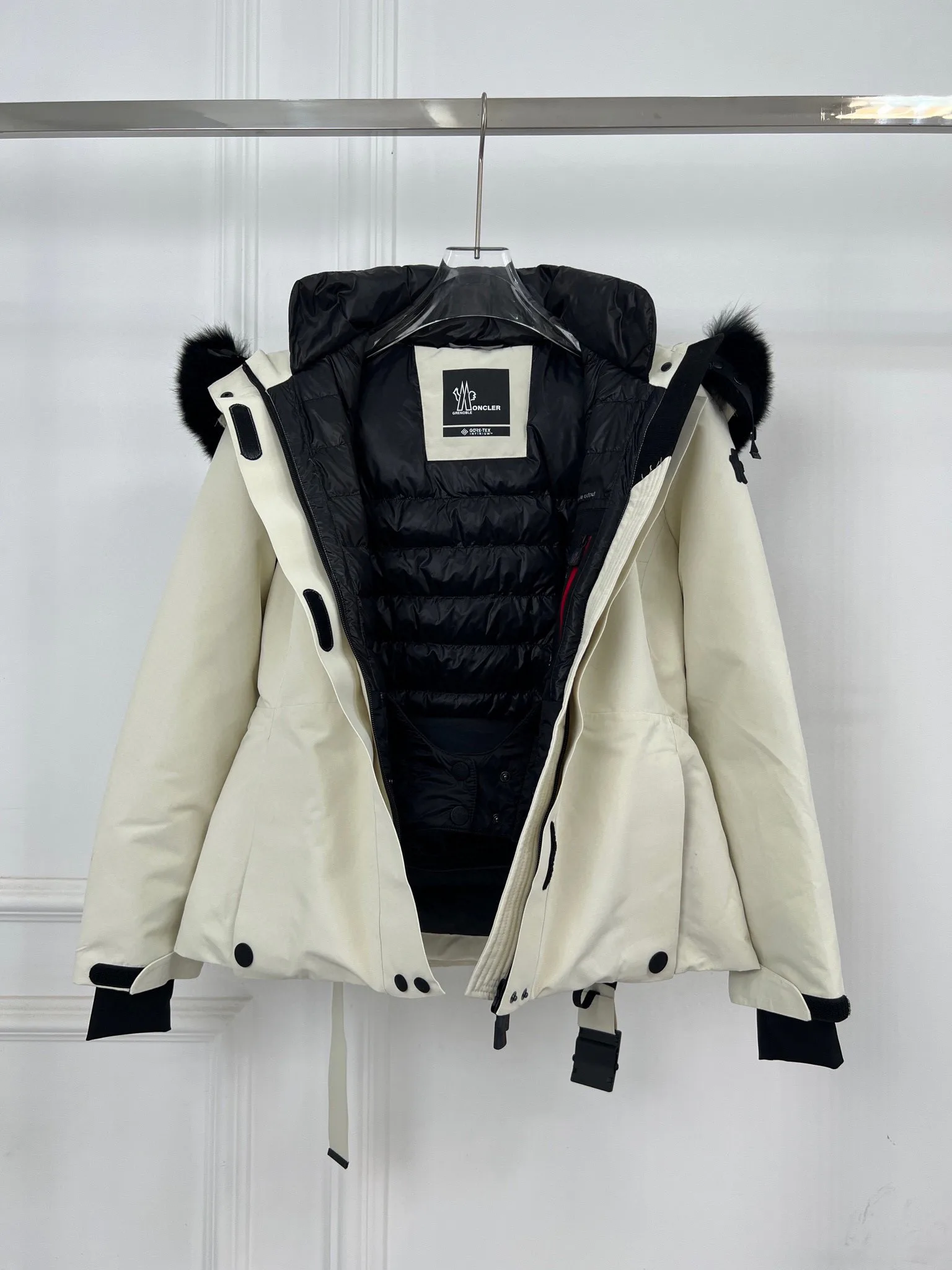 Women's Jackets And Down Jackets MONCLER 18416208