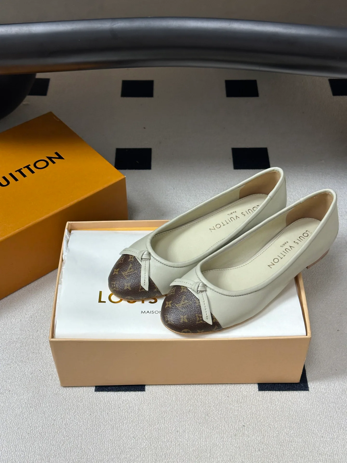 Women's Ballet Flats LOUIS VUITTON 18049404