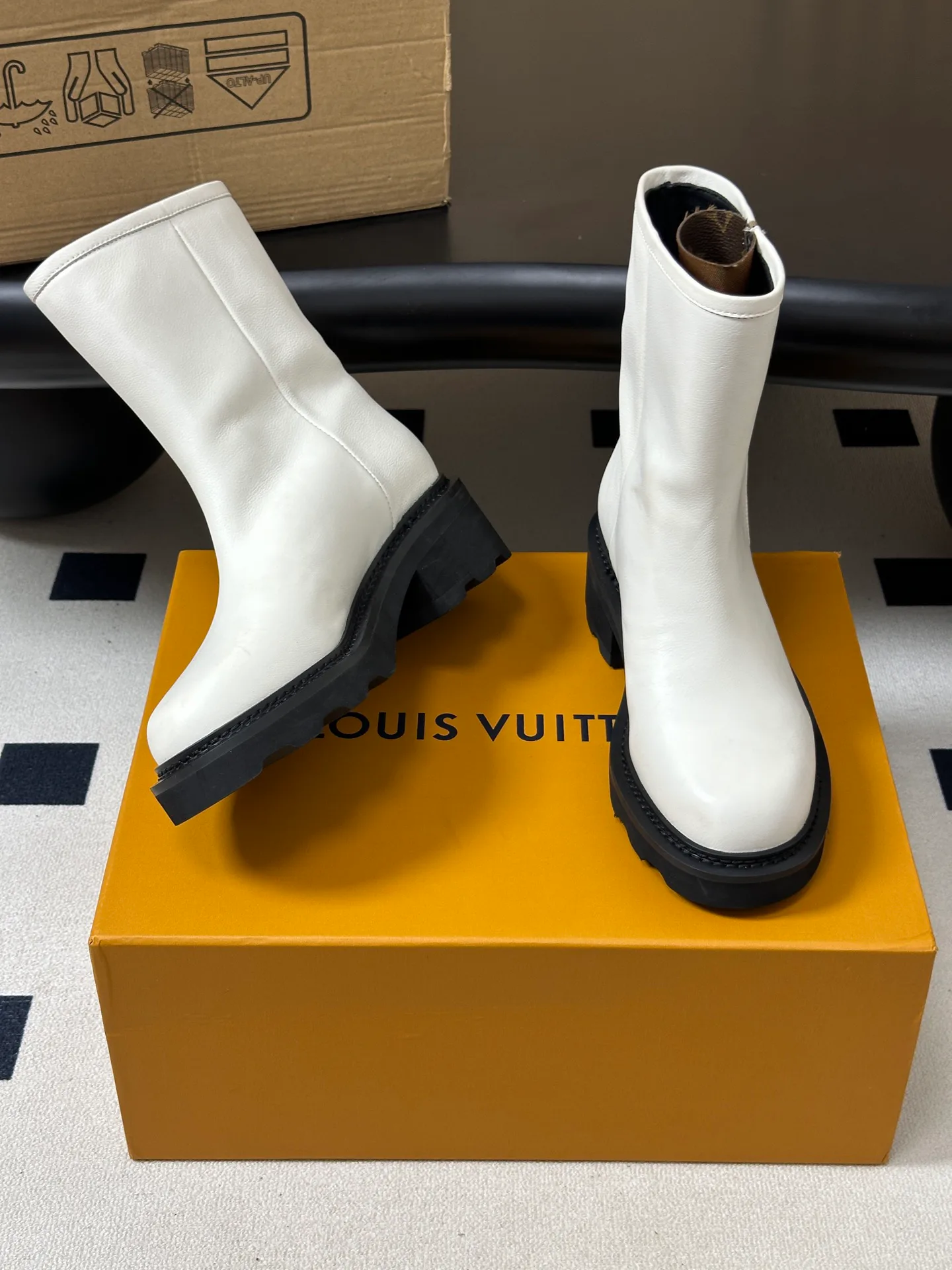Women's Booties LOUIS VUITTON 18392527