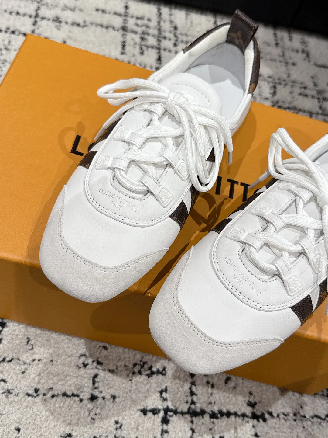 Women's Sneakers LOUIS VUITTON 18409750