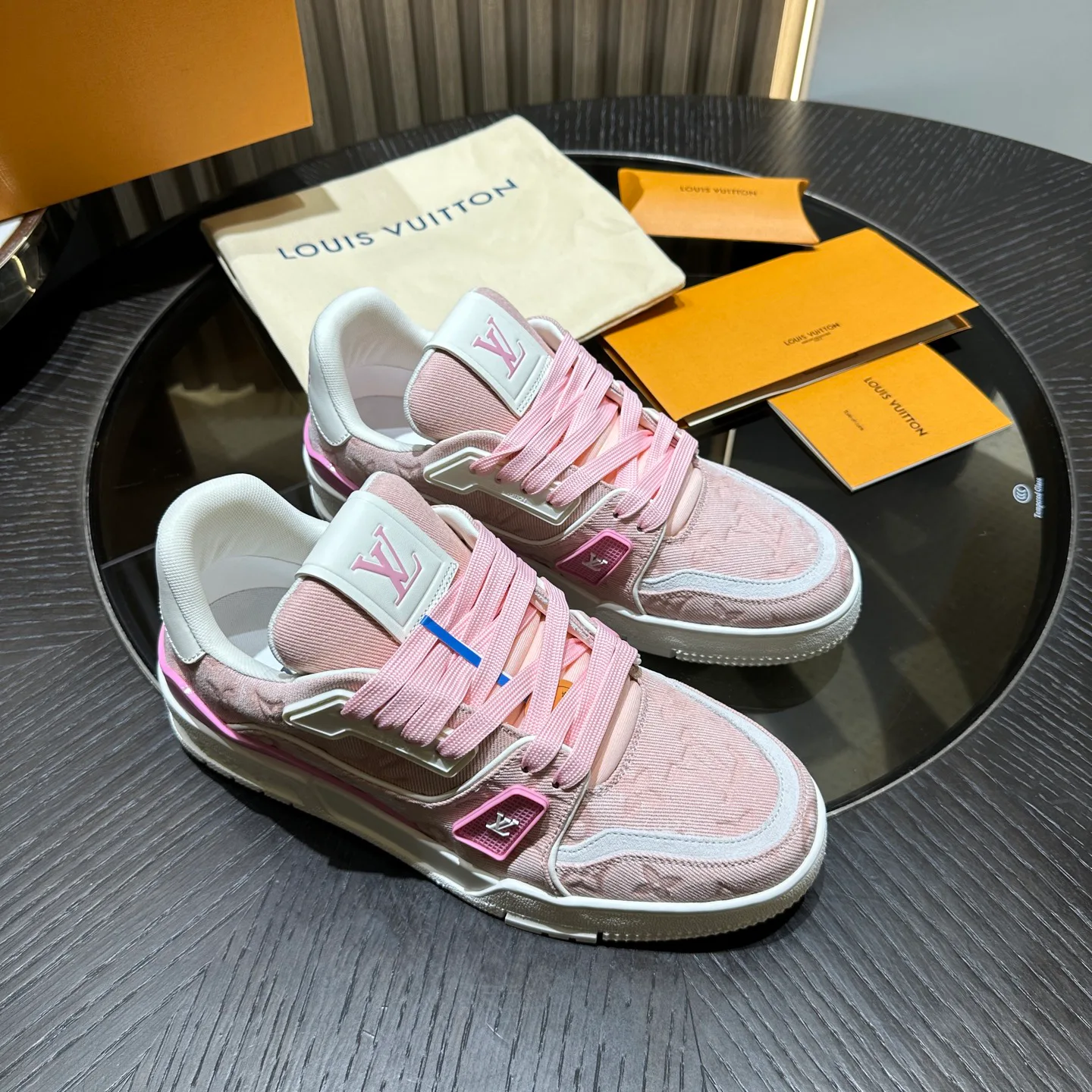 Women's Sneakers LOUIS VUITTON 18192509