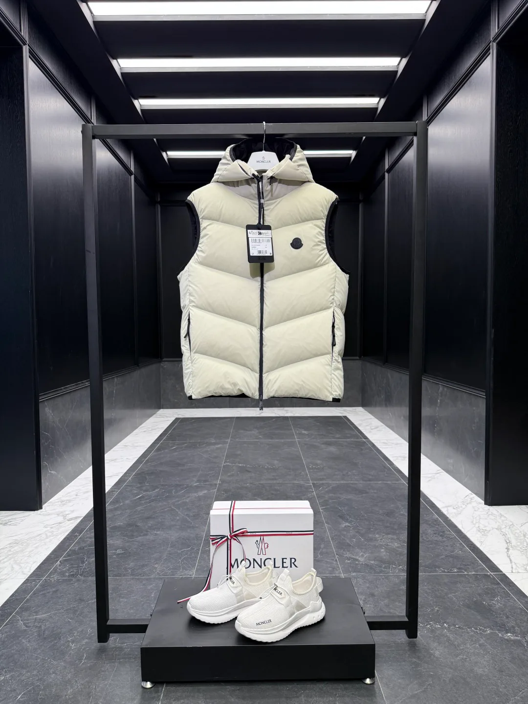 Men's Vests MONCLER 18007726