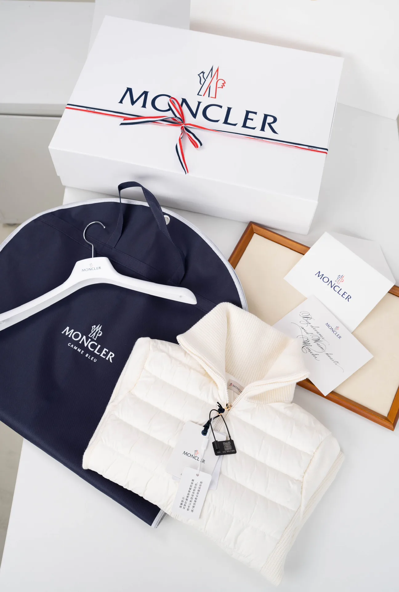 Women's Jackets And Down Jackets MONCLER 18510345