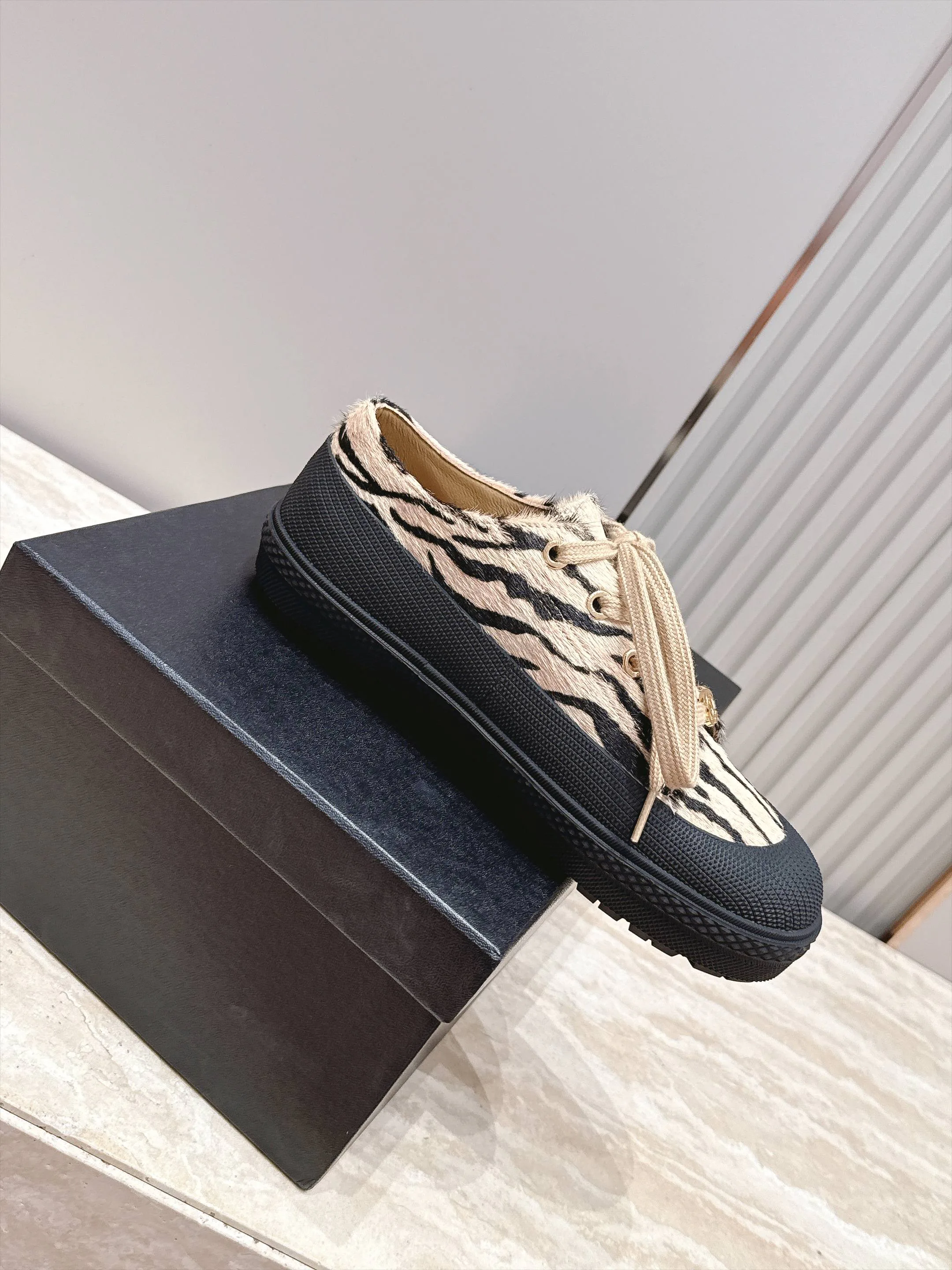 Women's Sneakers CHANEL 18025276