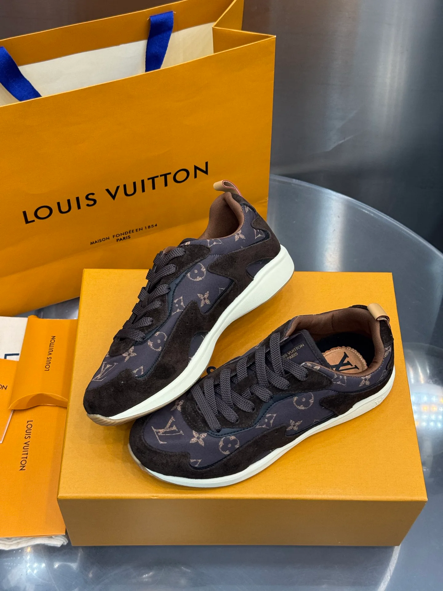 Men's Sneakers LOUIS VUITTON 18202640