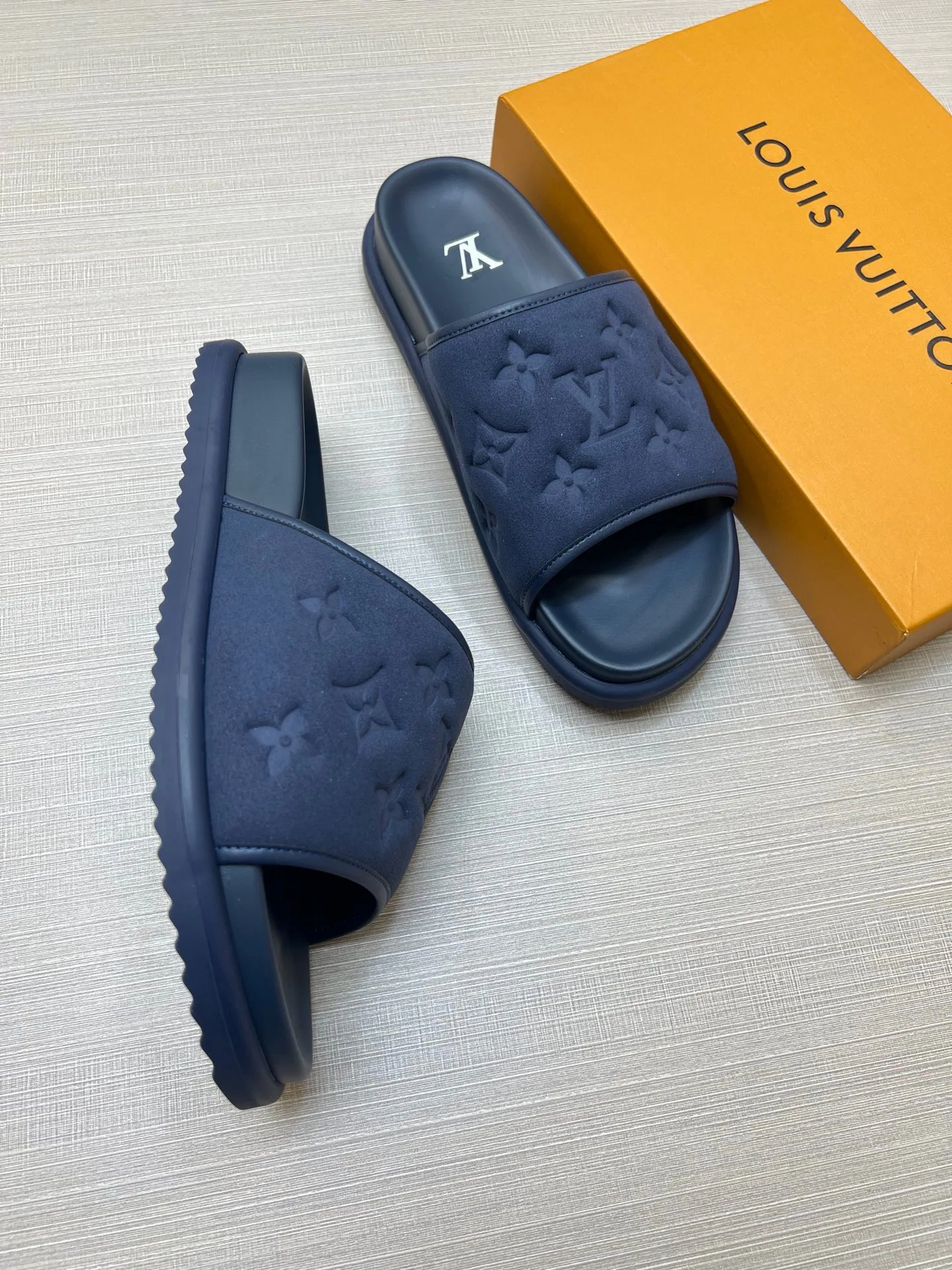 Women's Flip-Flops LOUIS VUITTON 18011812