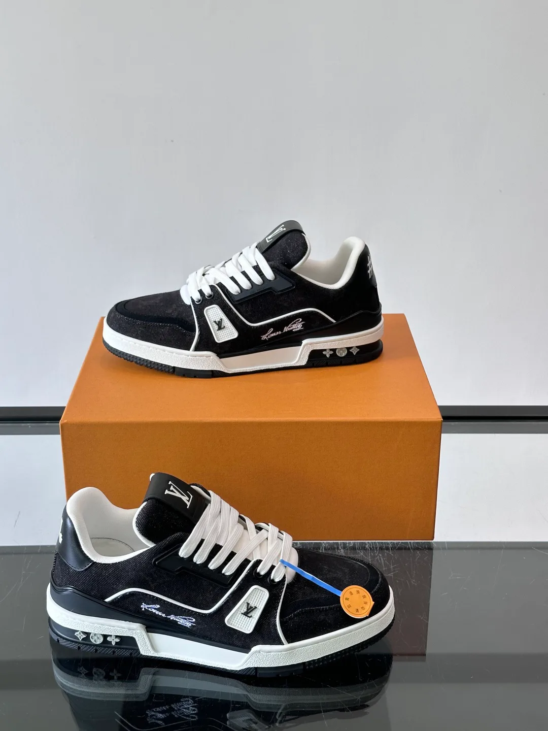 Women's Sneakers LOUIS VUITTON 18297327