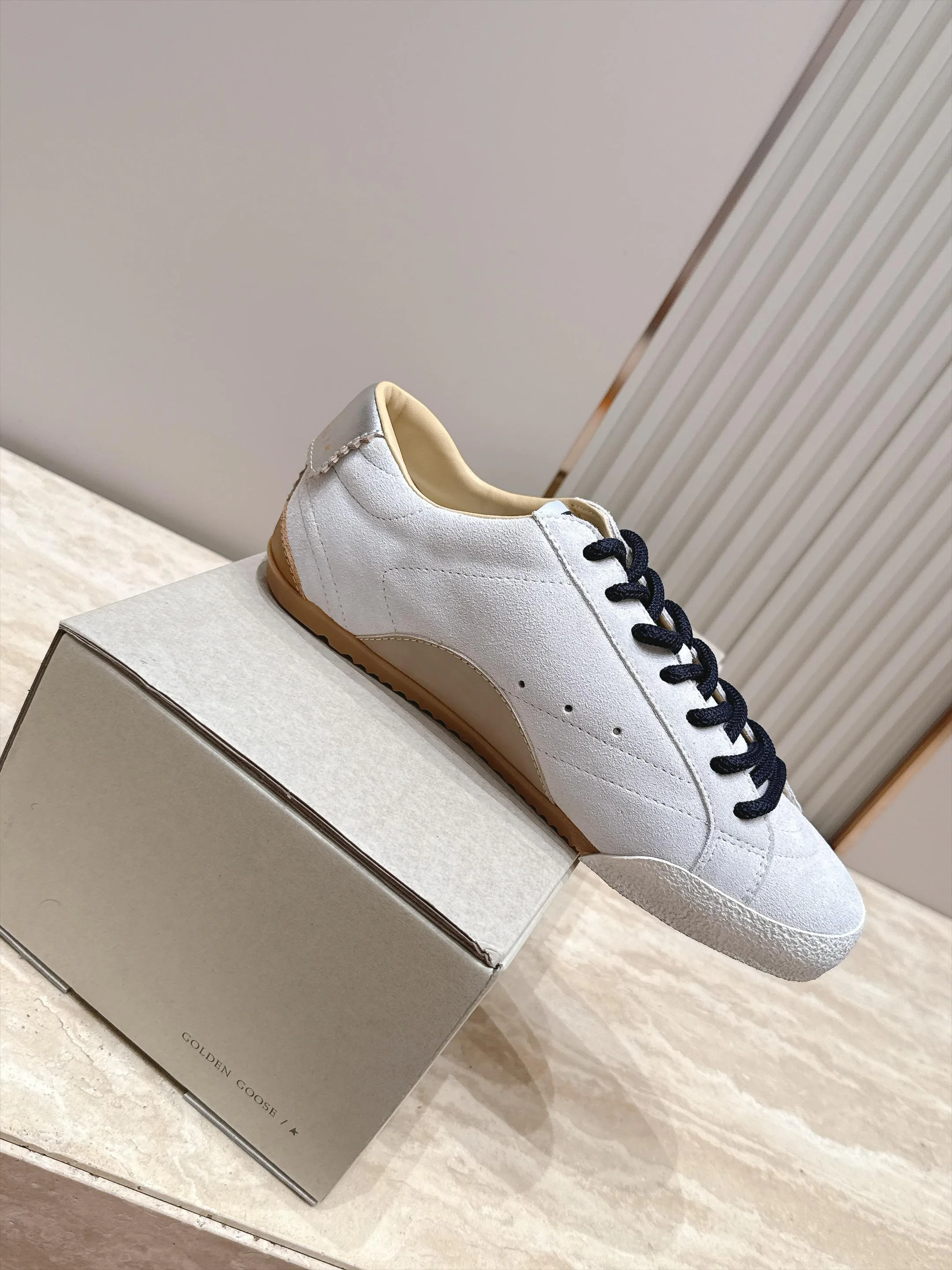 Women's Sneakers GOLDEN GOOSE 18420763