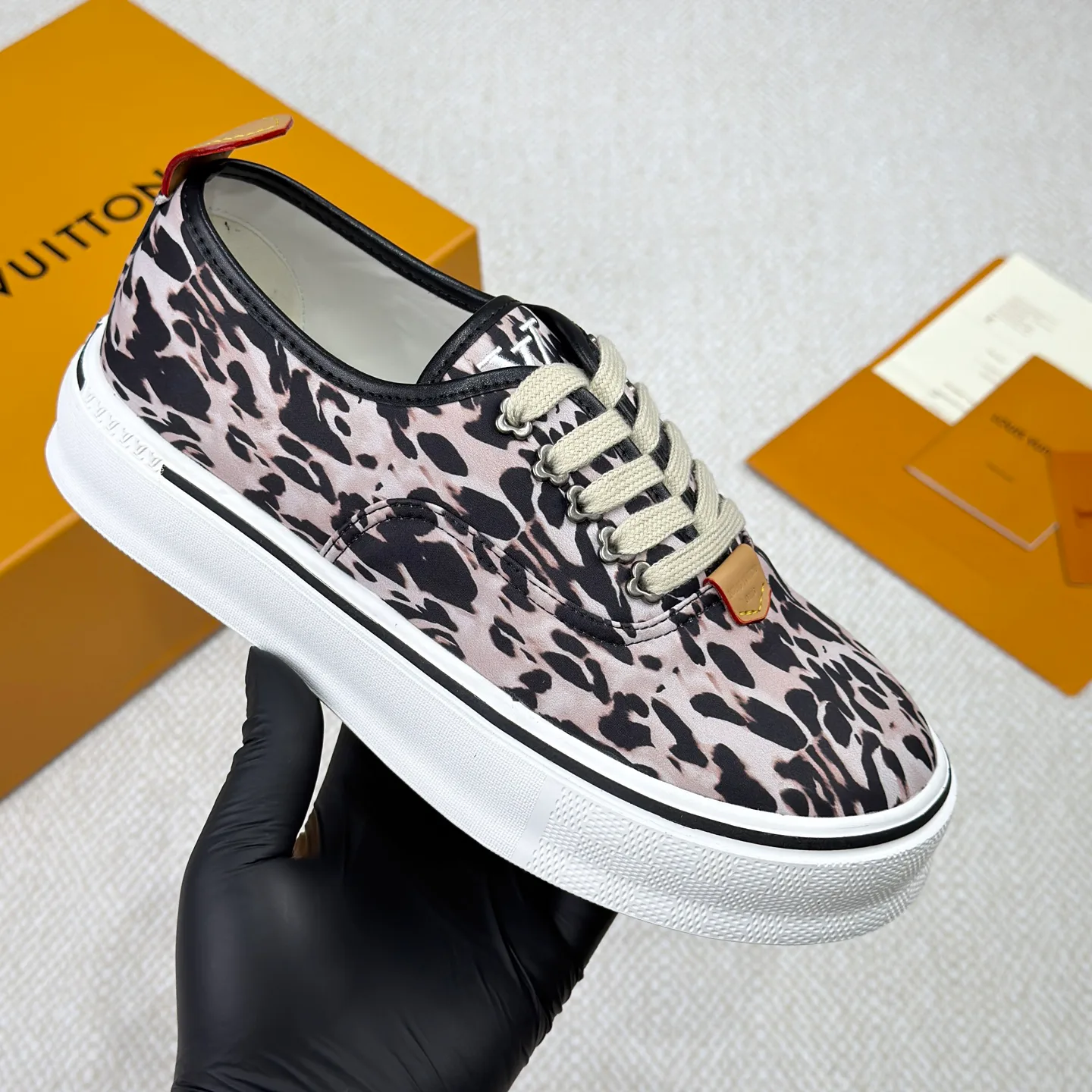 Men's Sneakers LOUIS VUITTON 18365142