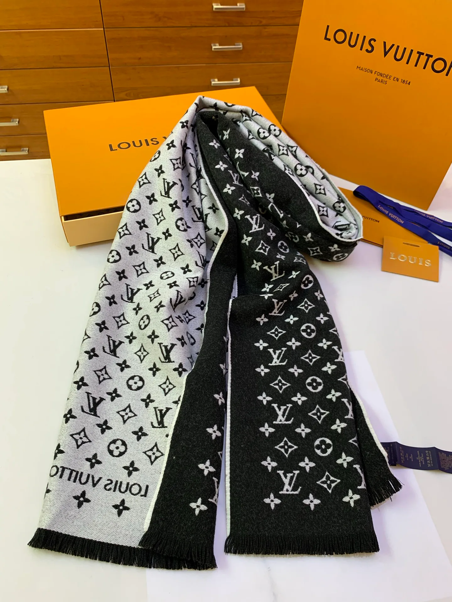 Scarves LOUIS VUITTON 18535869