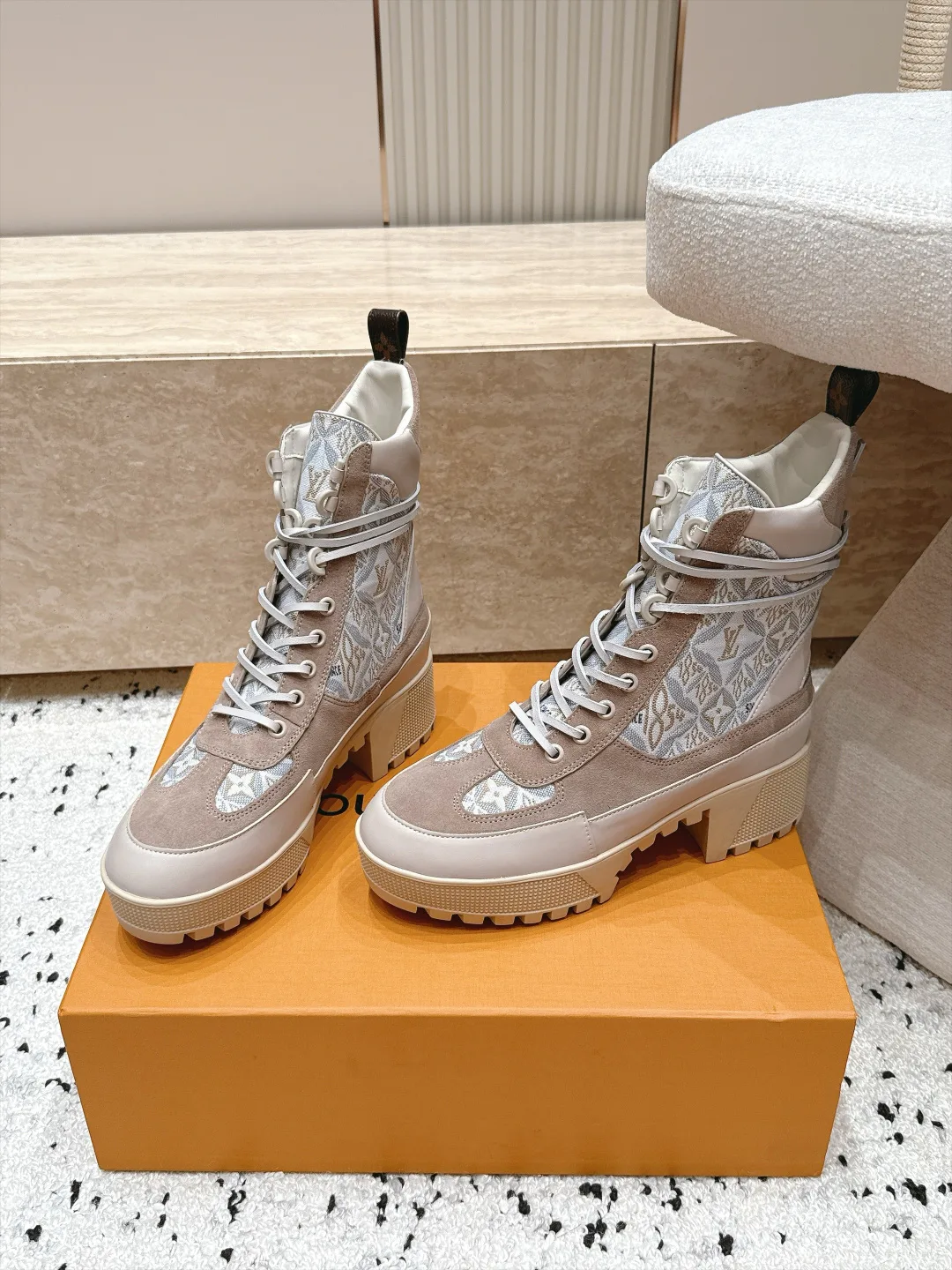 Ботинки Женские Louis Vuitton 18685946