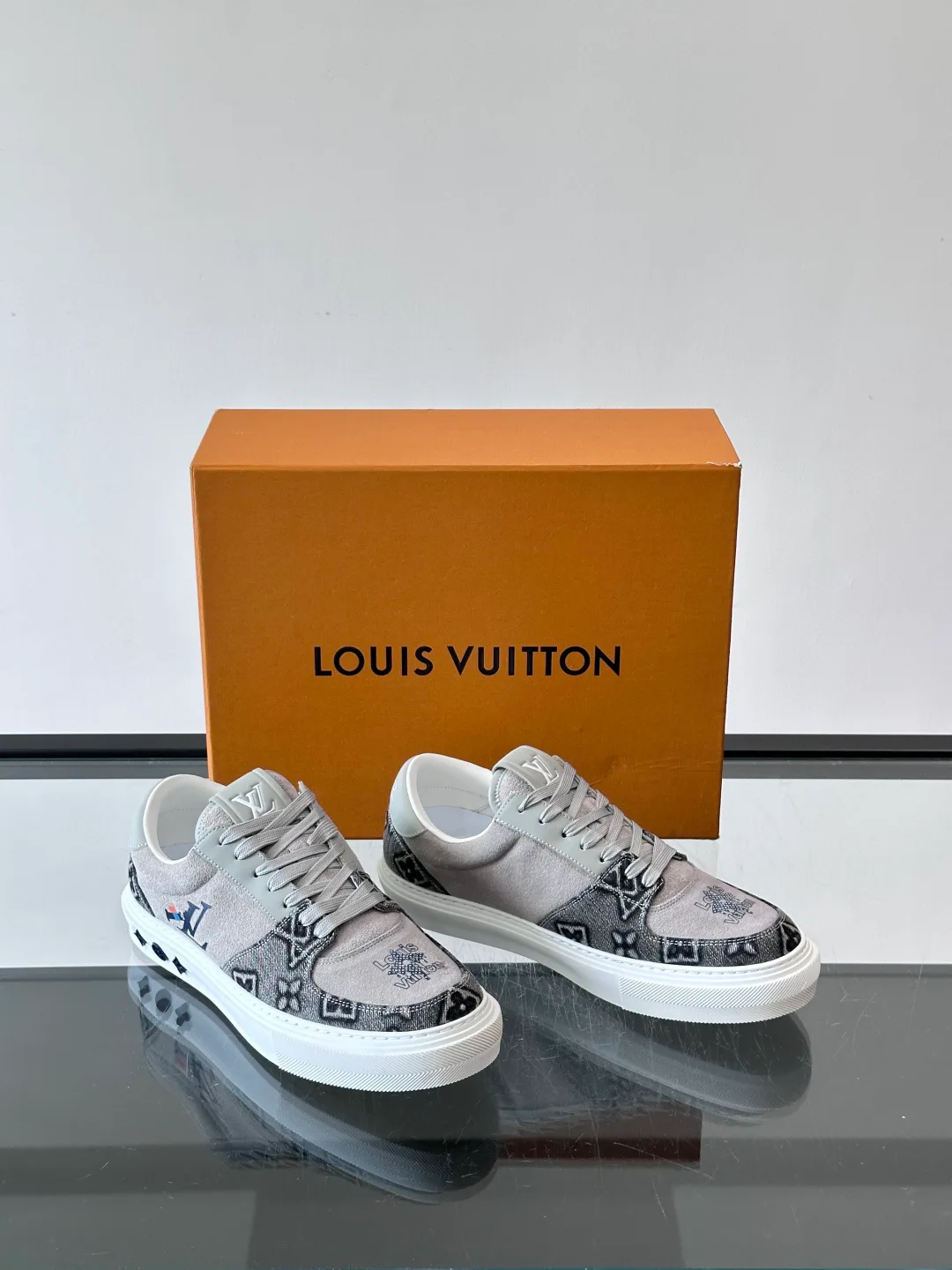 Women's Sneakers LOUIS VUITTON 17037735