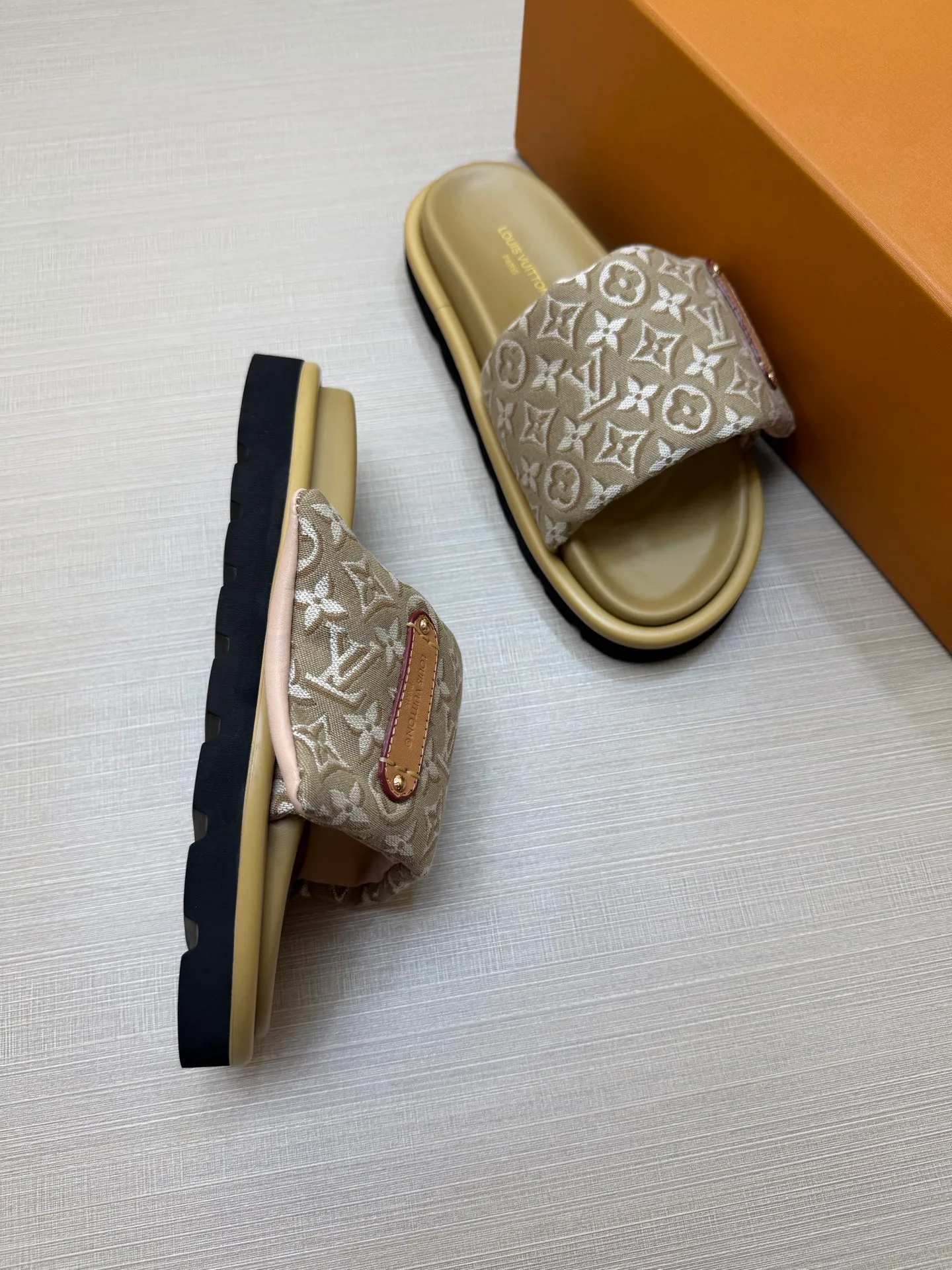 Women's Flip-Flops LOUIS VUITTON 18011825
