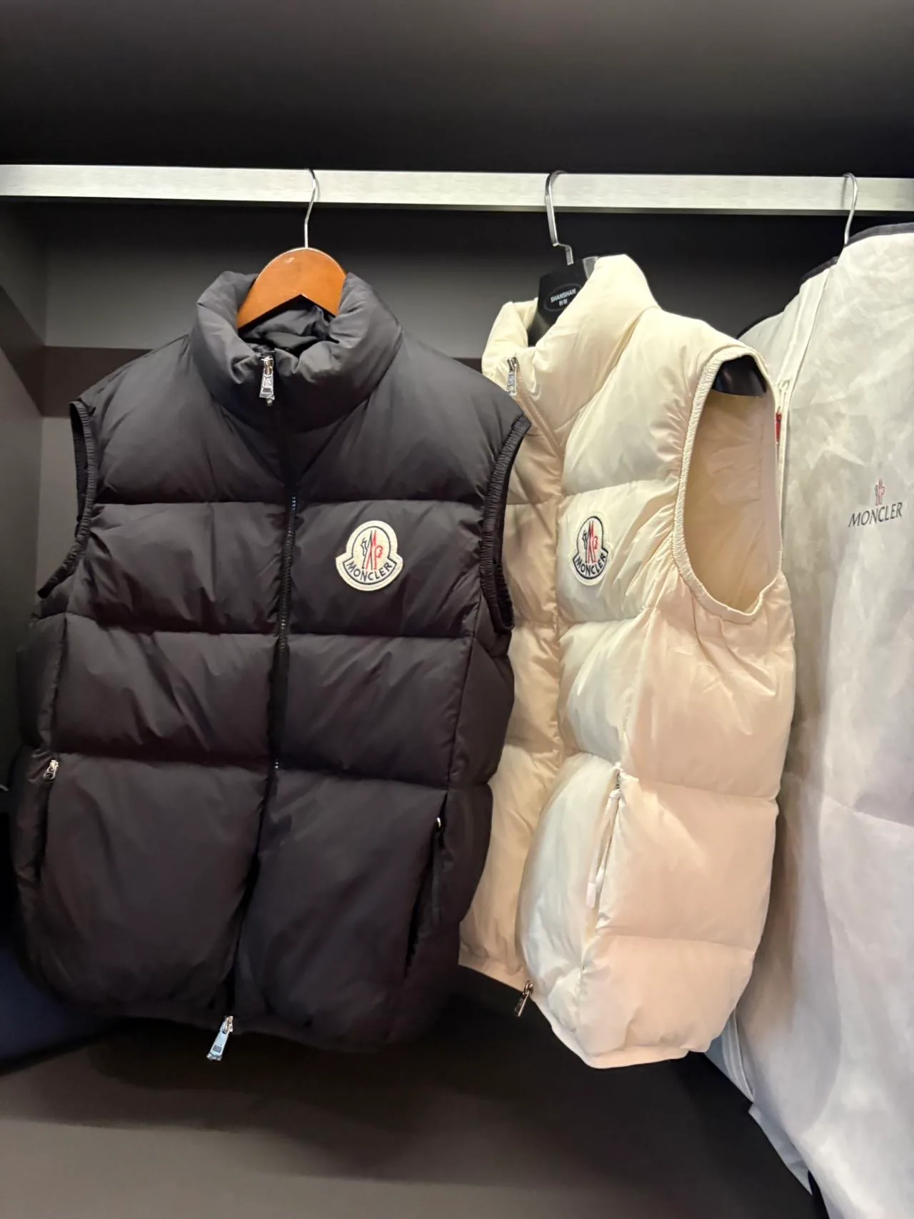 Women's Vests MONCLER 17942216