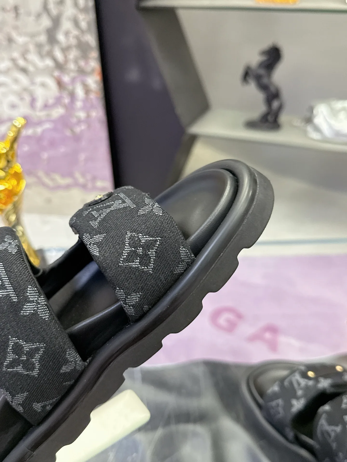 Women's Flip-Flops LOUIS VUITTON 17530464