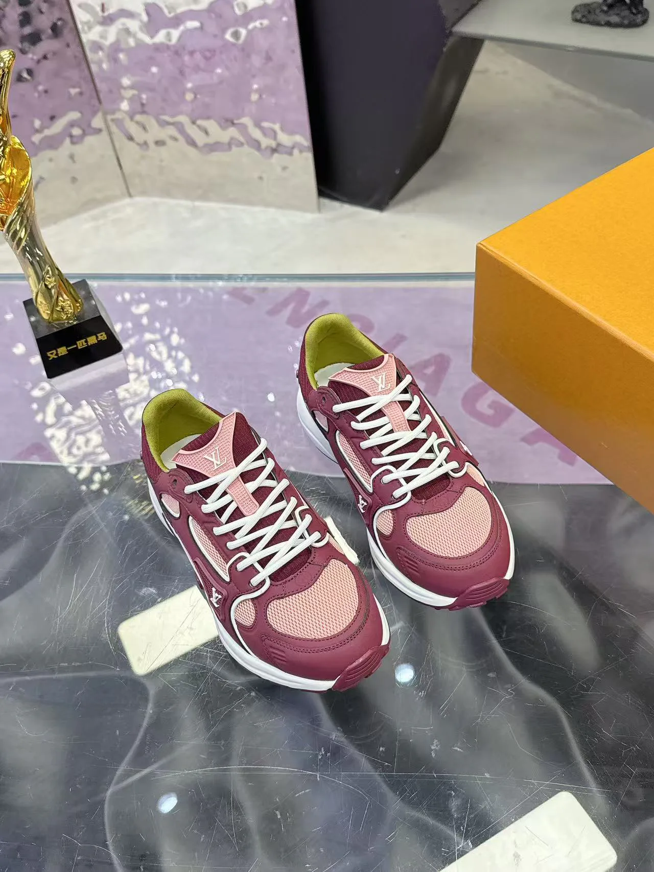 Women's Sneakers LOUIS VUITTON 17530424