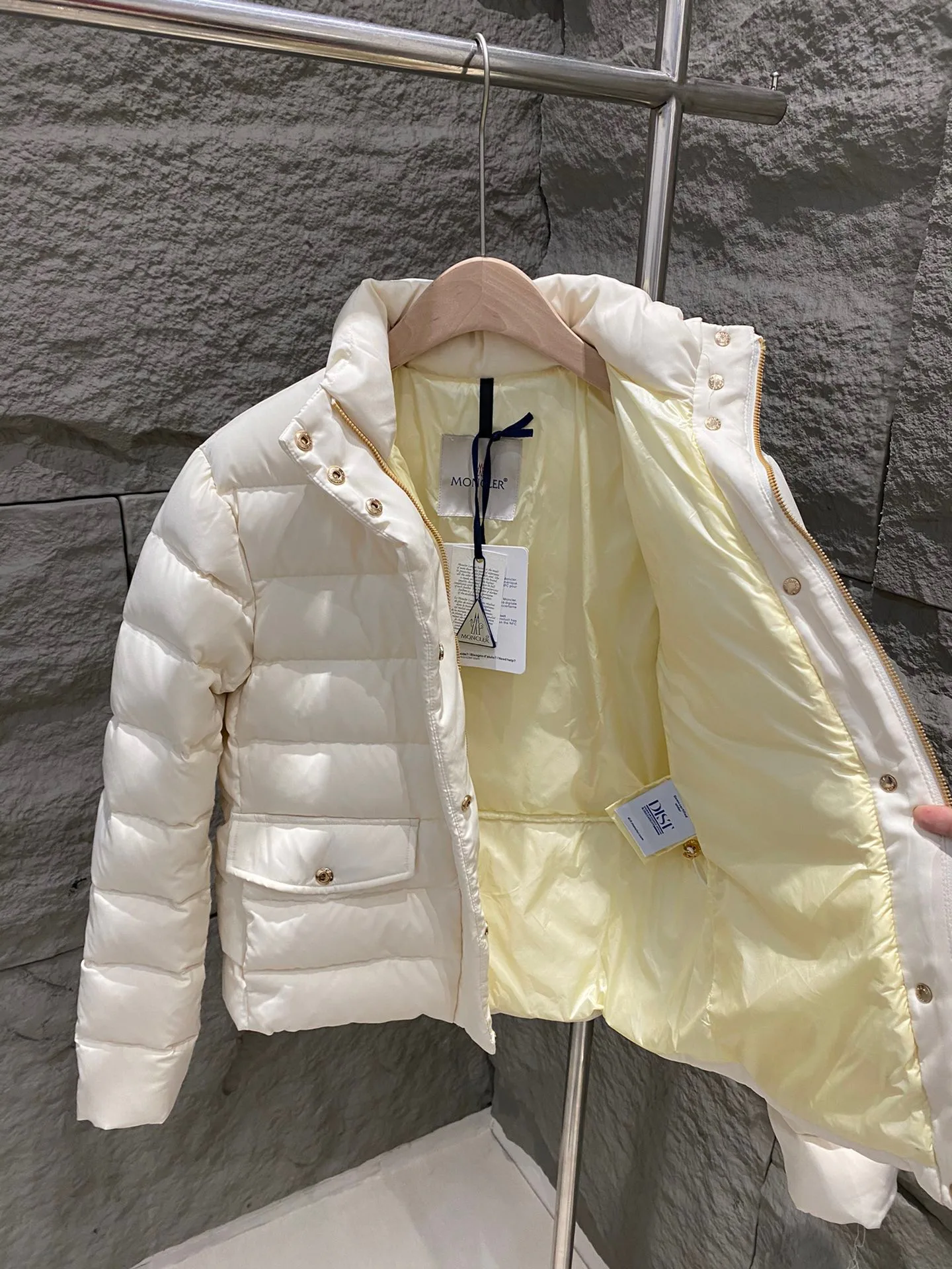 Women's Jackets And Down Jackets MONCLER 18326251
