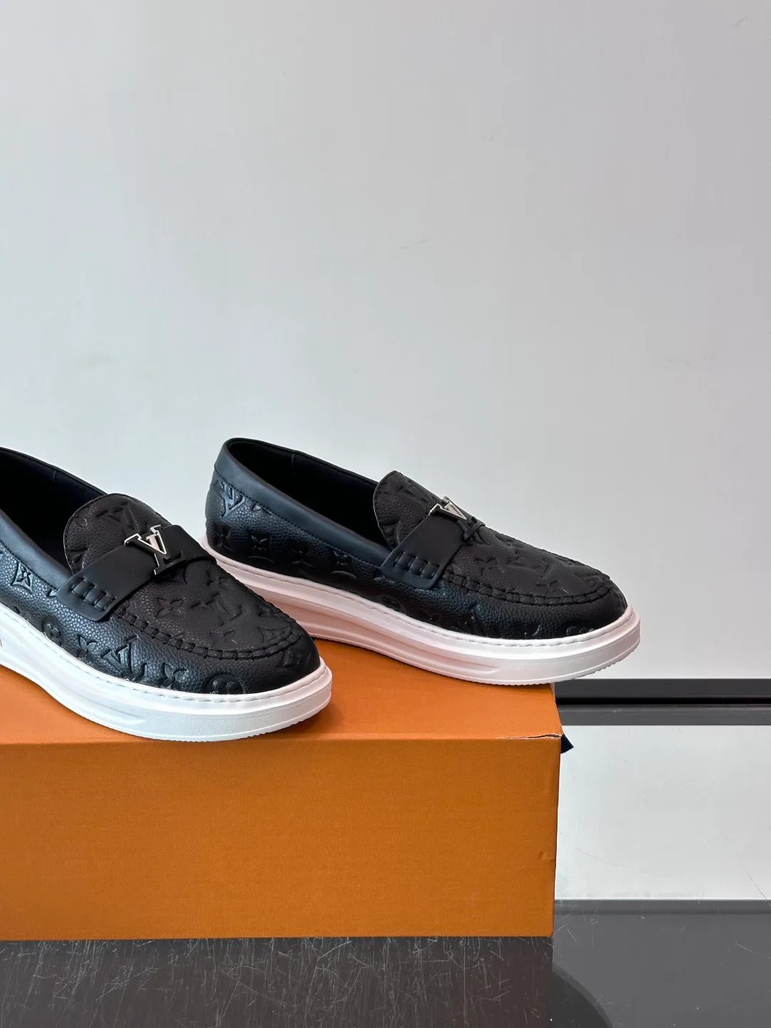Men's Loafers And Dress Shoes LOUIS VUITTON 18400589