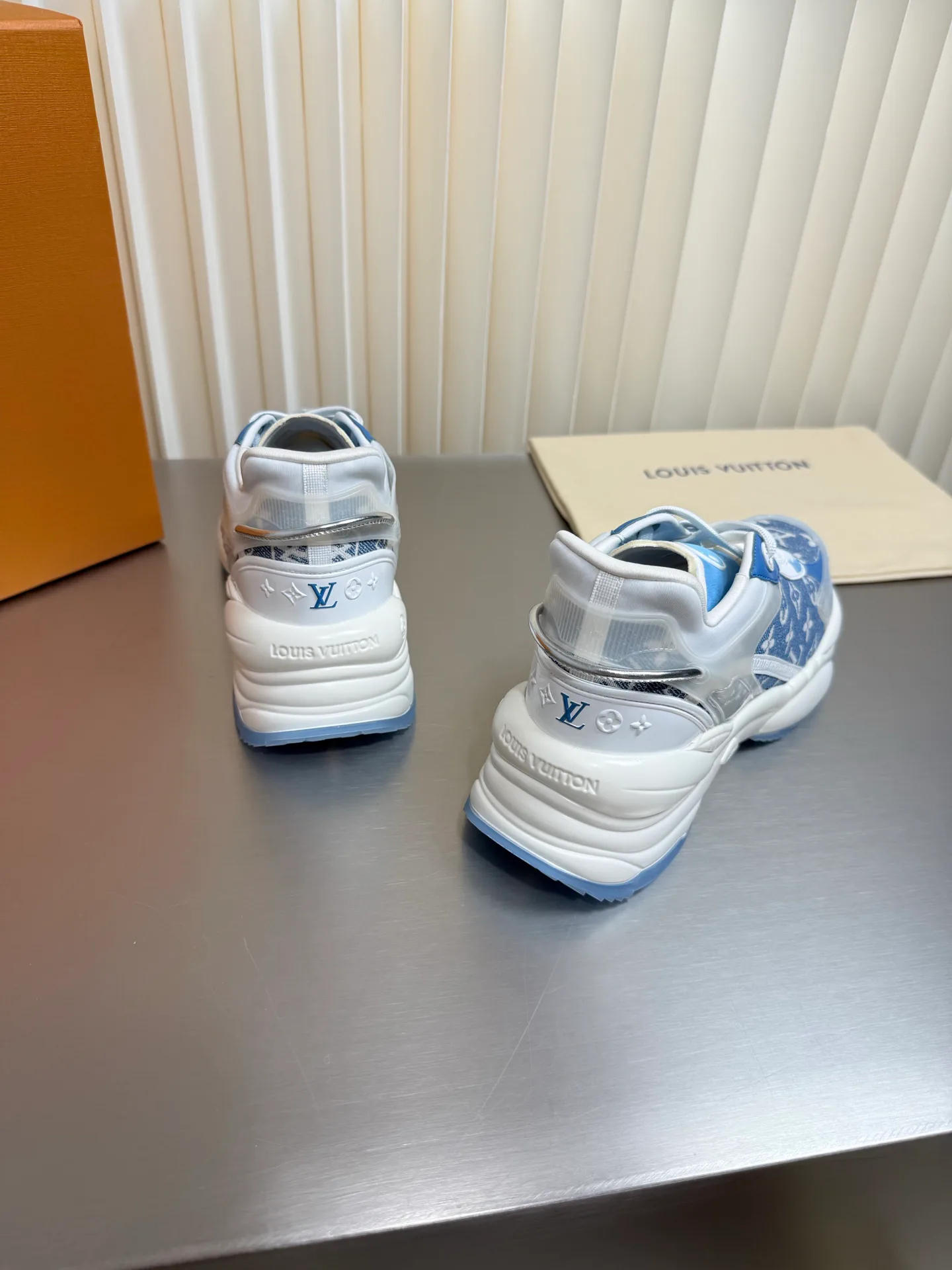 Women's Sneakers LOUIS VUITTON 17873170