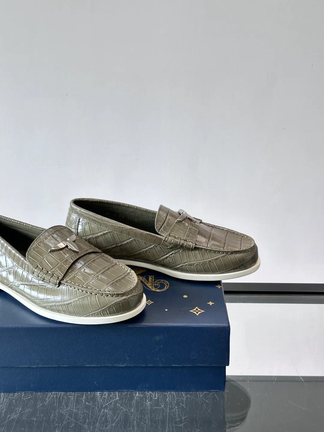 Men's Loafers And Dress Shoes LOUIS VUITTON 18118562