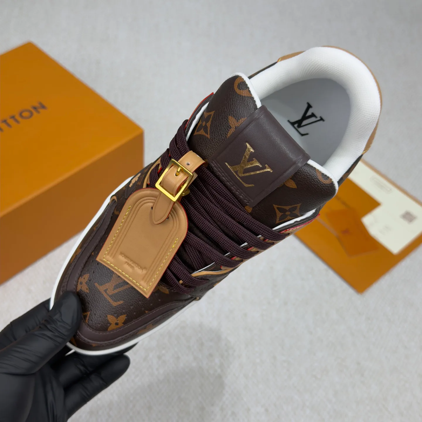 Women's Sneakers LOUIS VUITTON 18265150